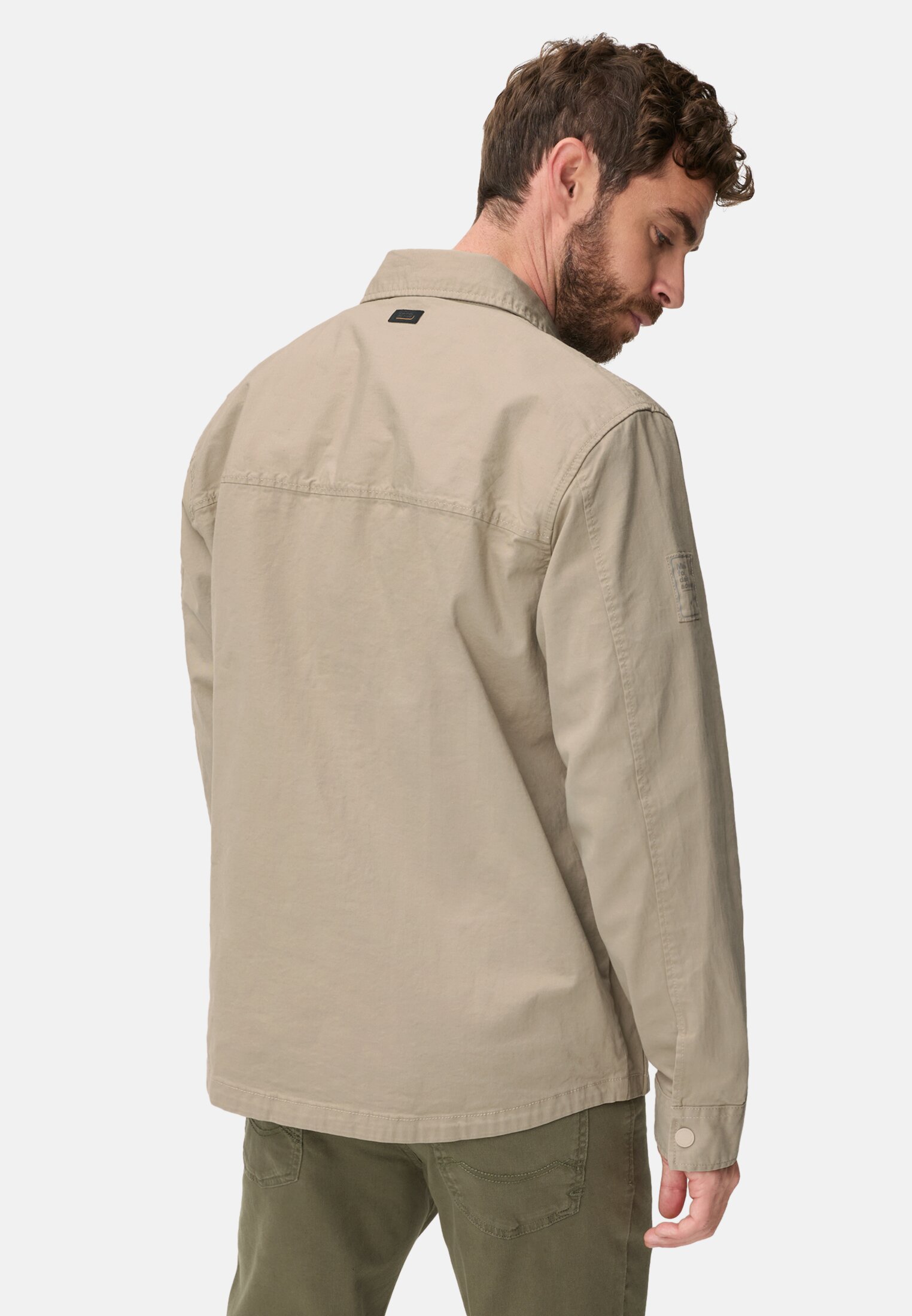 Herren Overshirt mit Taschen Beige getragen hinten