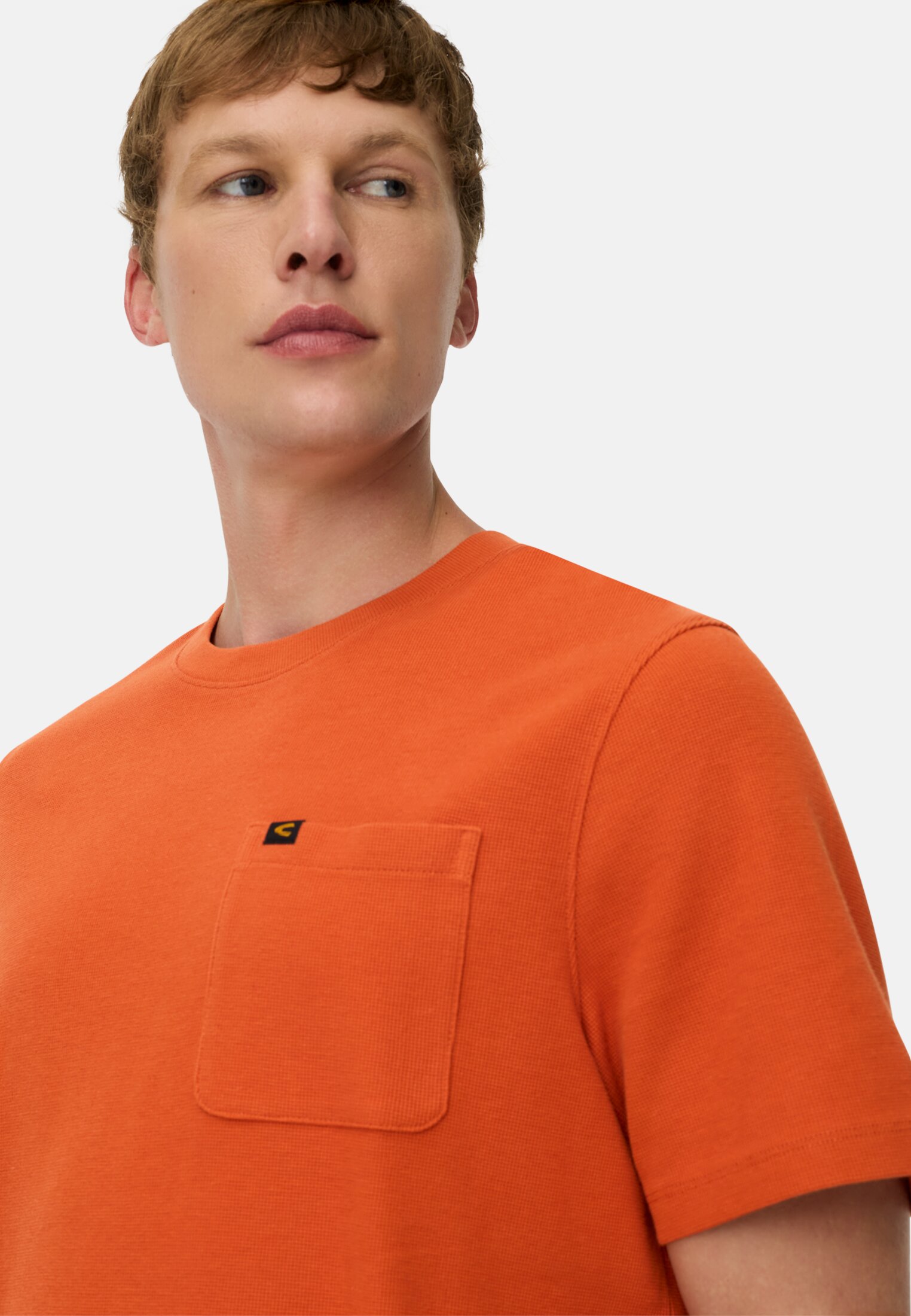 Herren T-Shirt aus Organic Cotton Orange getragen detailliert nah