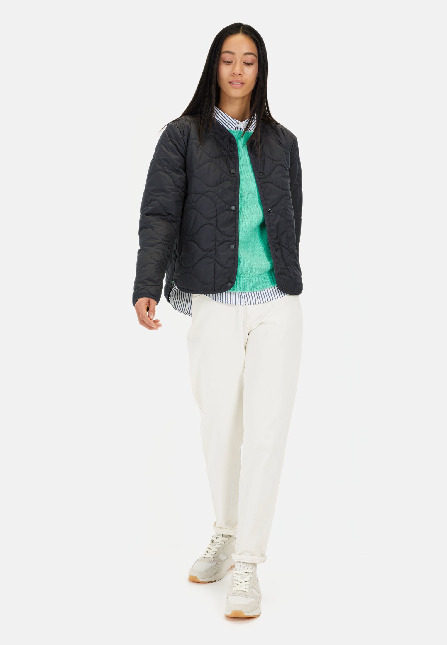 MI_330640-5F63-43_M3-01 Women Lightweight quilted jacket with velvet pockets Navy blue worn front full body