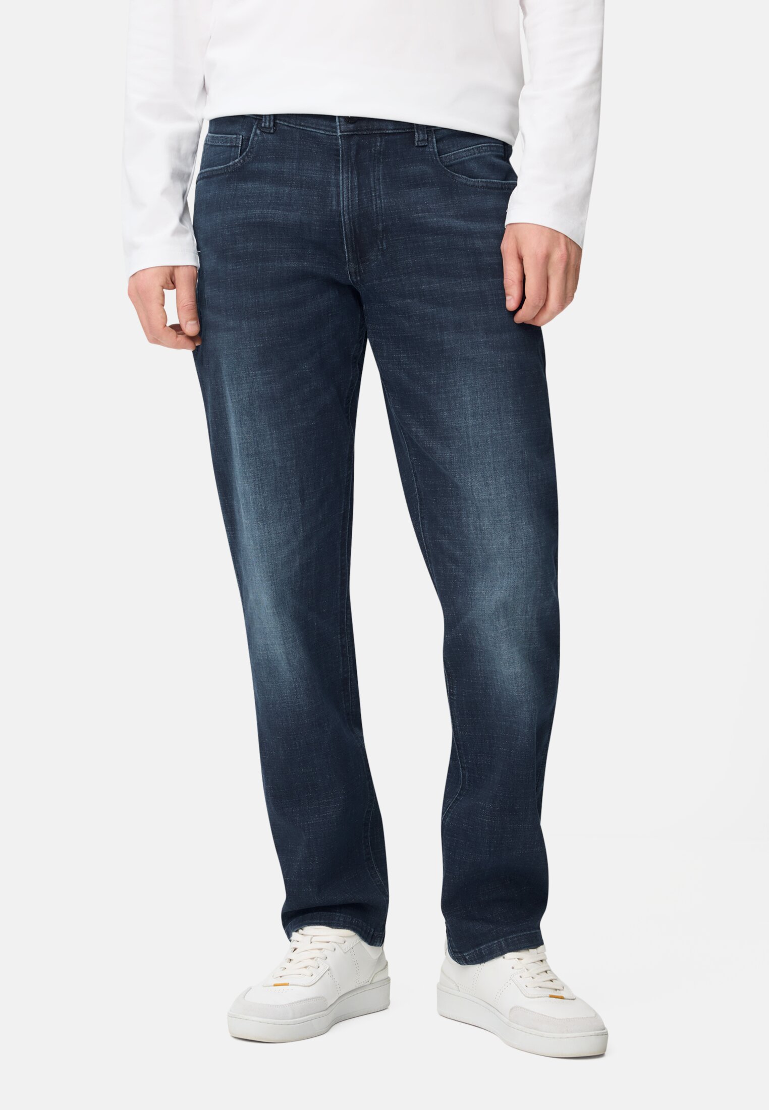 Herren fleXXXactive® Jeans mit kühlendem Effekt Dunkelblau getragen vorn