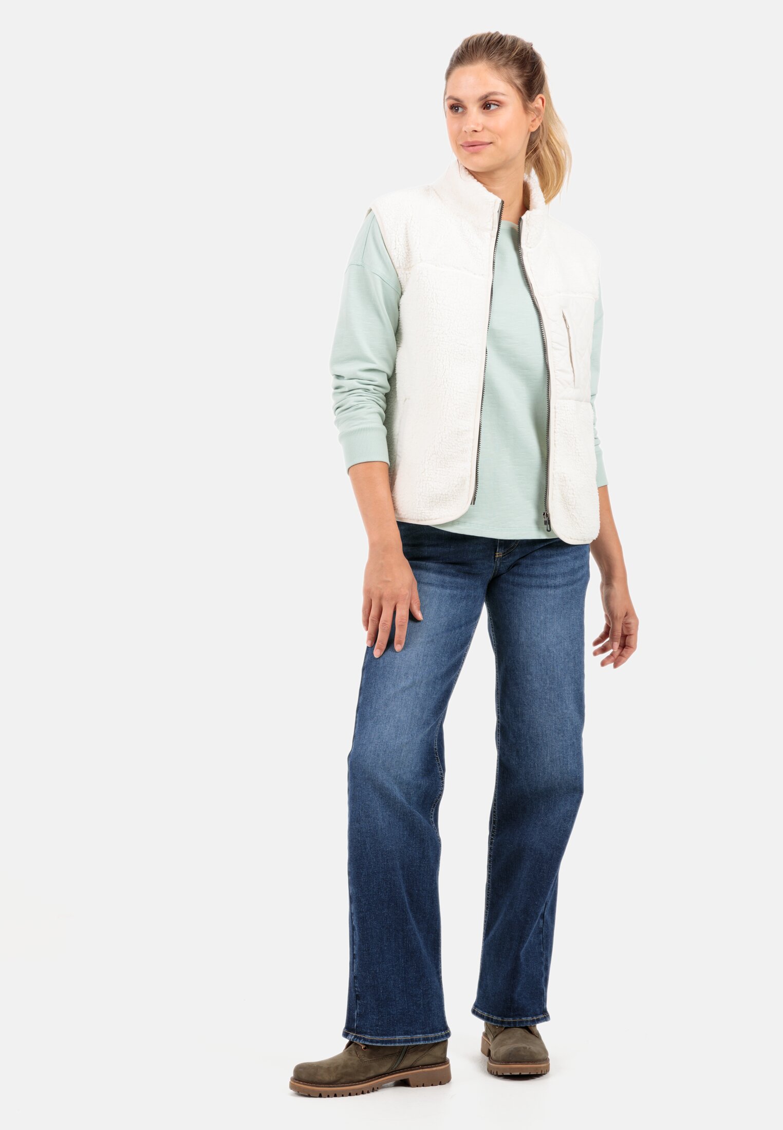 Damen 5-Pocket Jeans mit weiten Hosenbeinen Blau getragen vorne Ganzkörper
