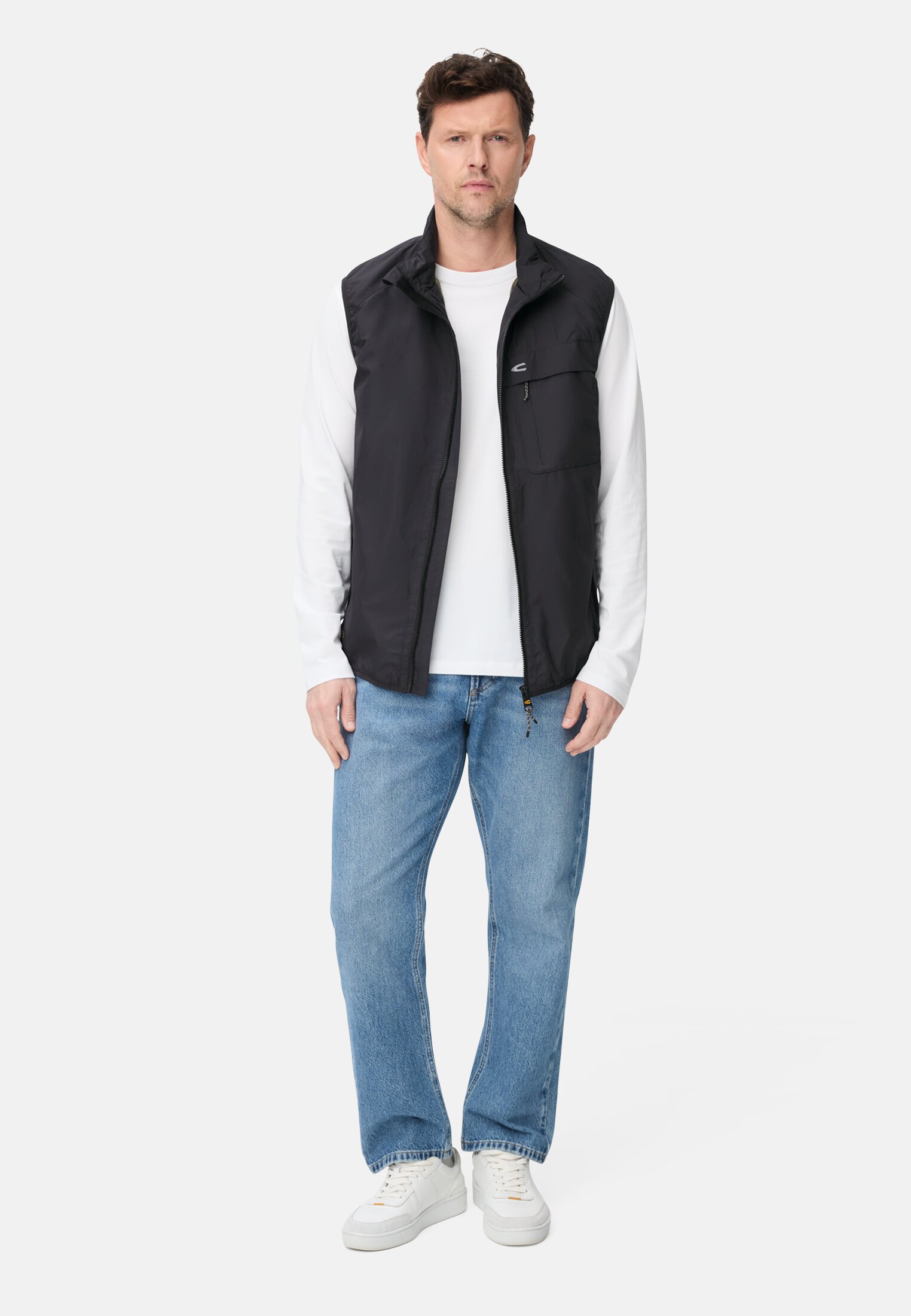 Herren Leichte Weste aus wasserabweisendem Material Dunkelblau getragen vorne Ganzkörper