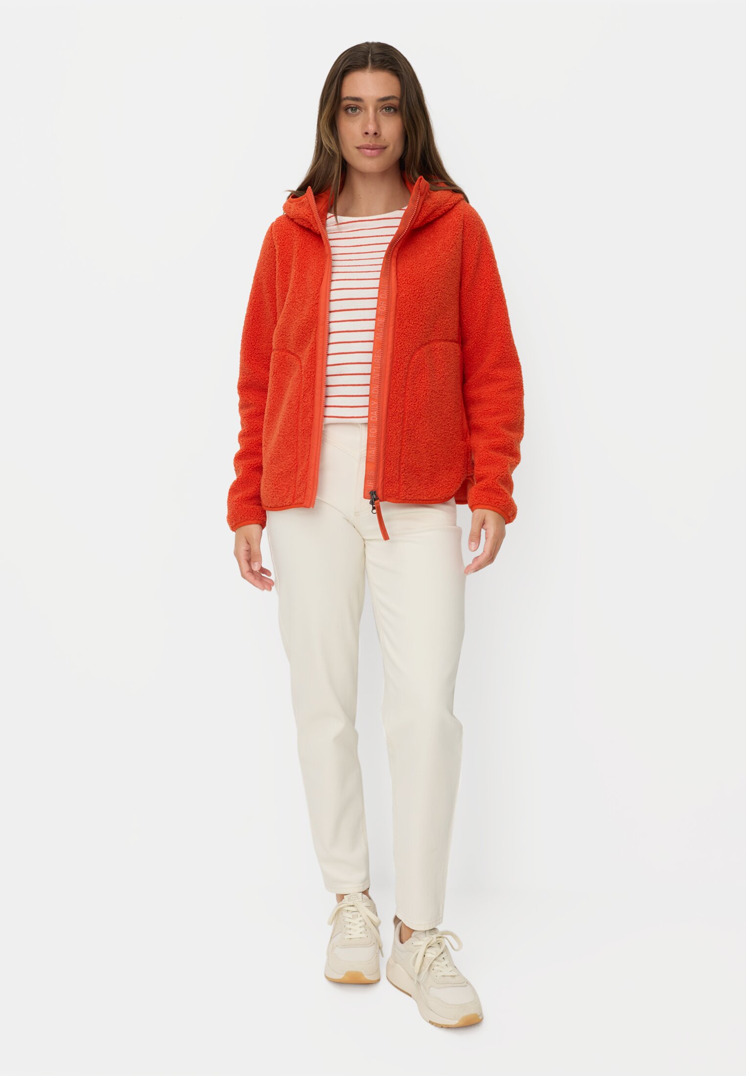 Damen Teddyjacke mit wärmenden Taschenfutter Orange getragen vorne Ganzkörper