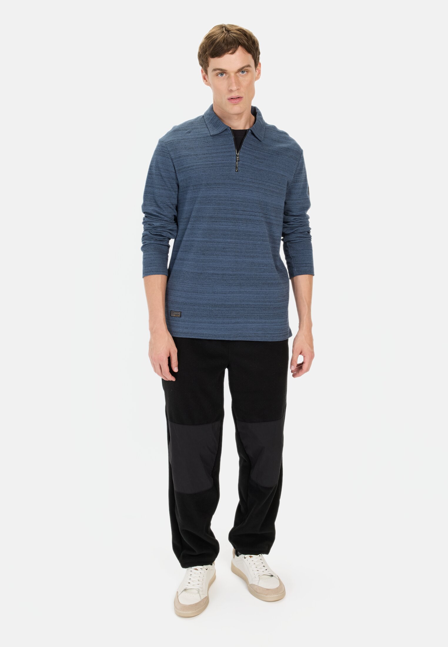 Herren Langarm Poloshirt mit Cooling Effekt Blau getragen vorne Ganzkörper