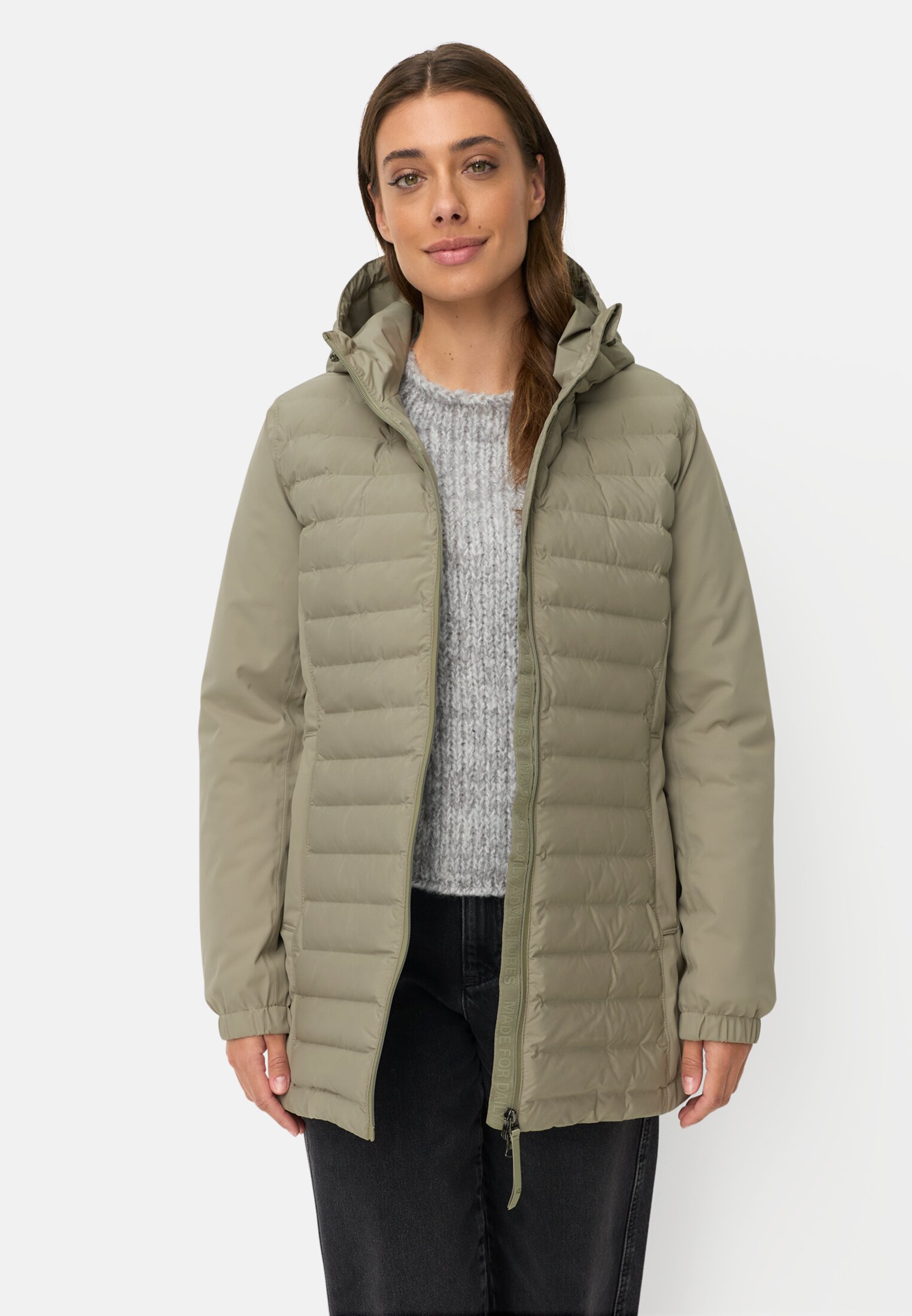 Damen teXXXactive® Funktionsjacke aus atmungsaktiven Material Salbei getragen vorn