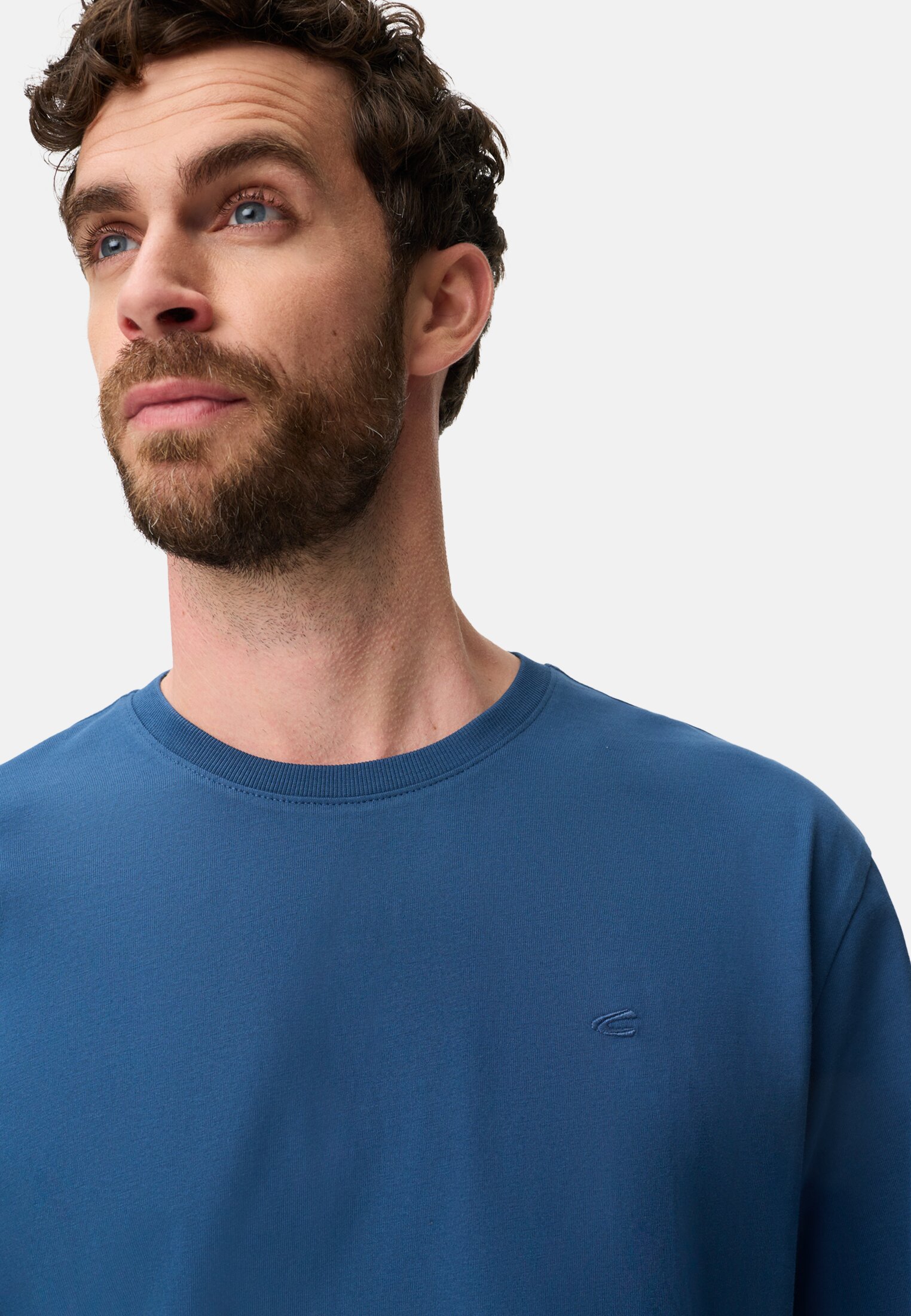 Heren T-shirt van puur katoen Indigoblauw gedragen detail dichtbij