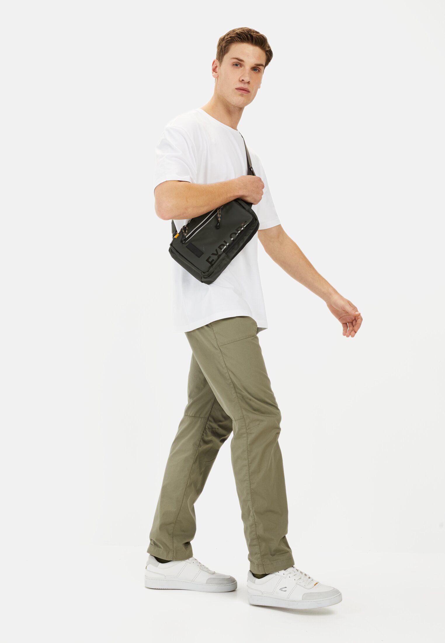 Men Lightweight chinos in a relaxed fit Green worn front full body