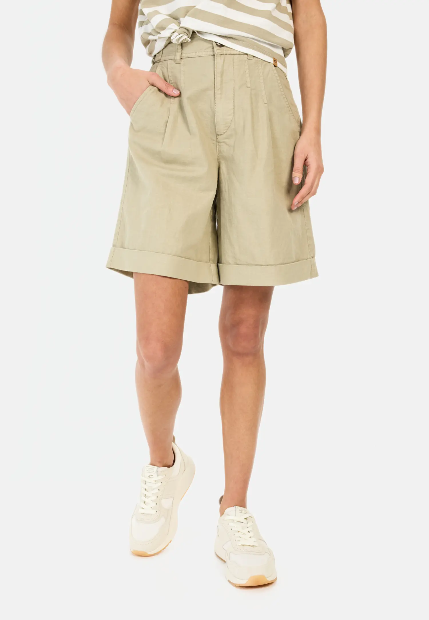 Damen Shorts aus Leinenmix Beige getragen vorn
