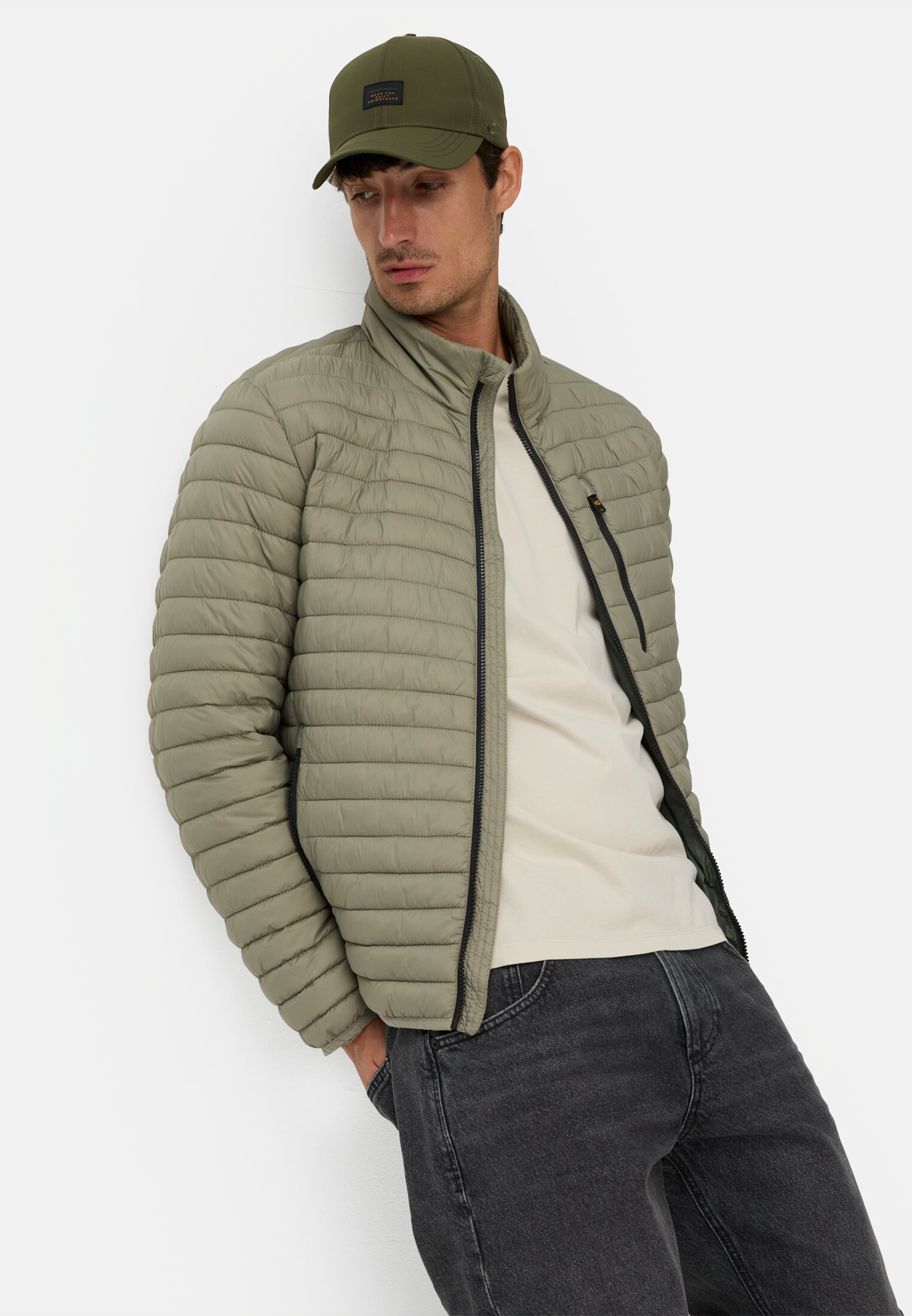Herren Steppjacke mit Reißverschlusstaschen Grün getragen emotional