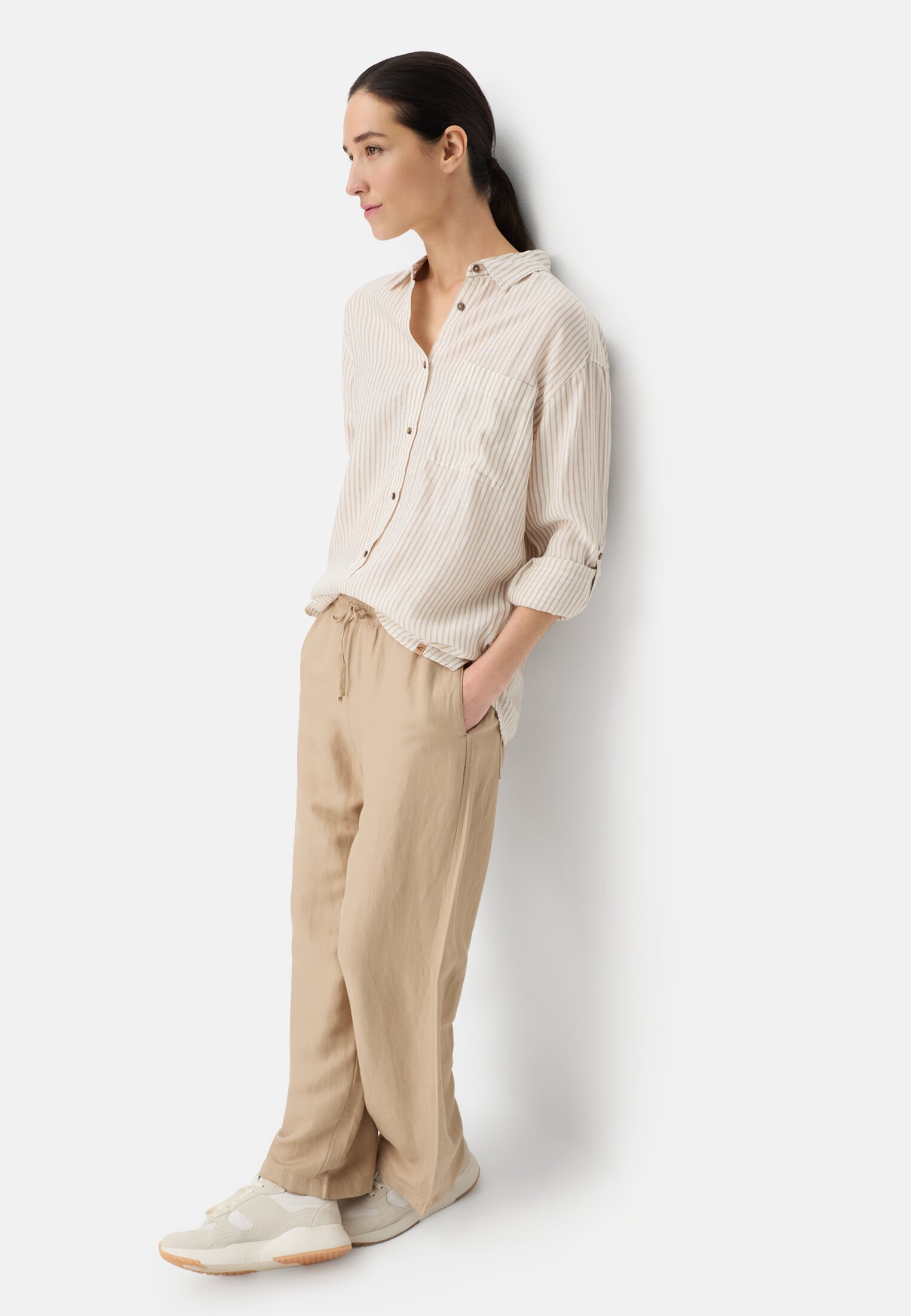 Damen Bluse mit Kentkragen Sand getragen emotional