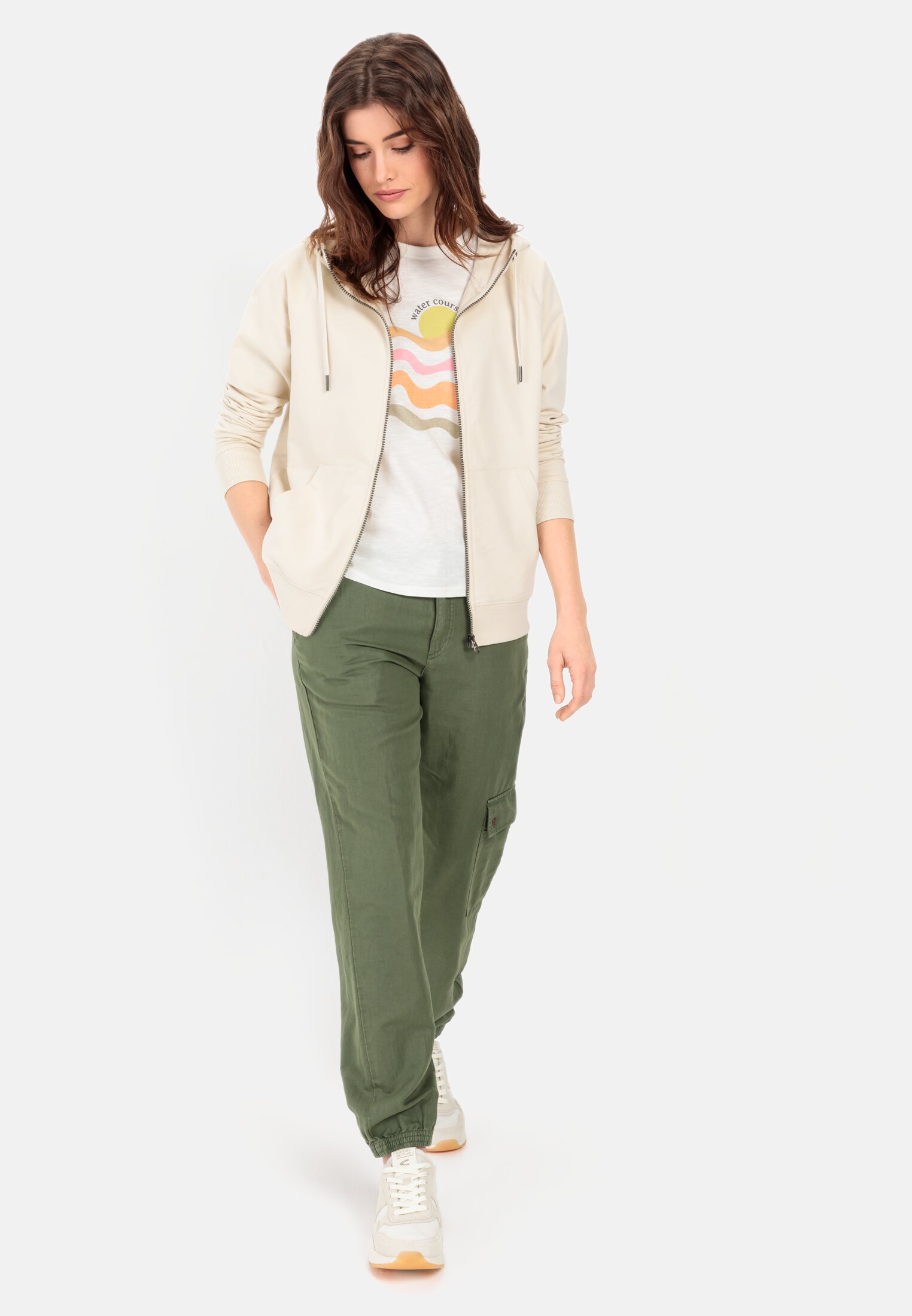 Damen Sweatjacke mit Kapuze Sand getragen vorne Ganzkörper
