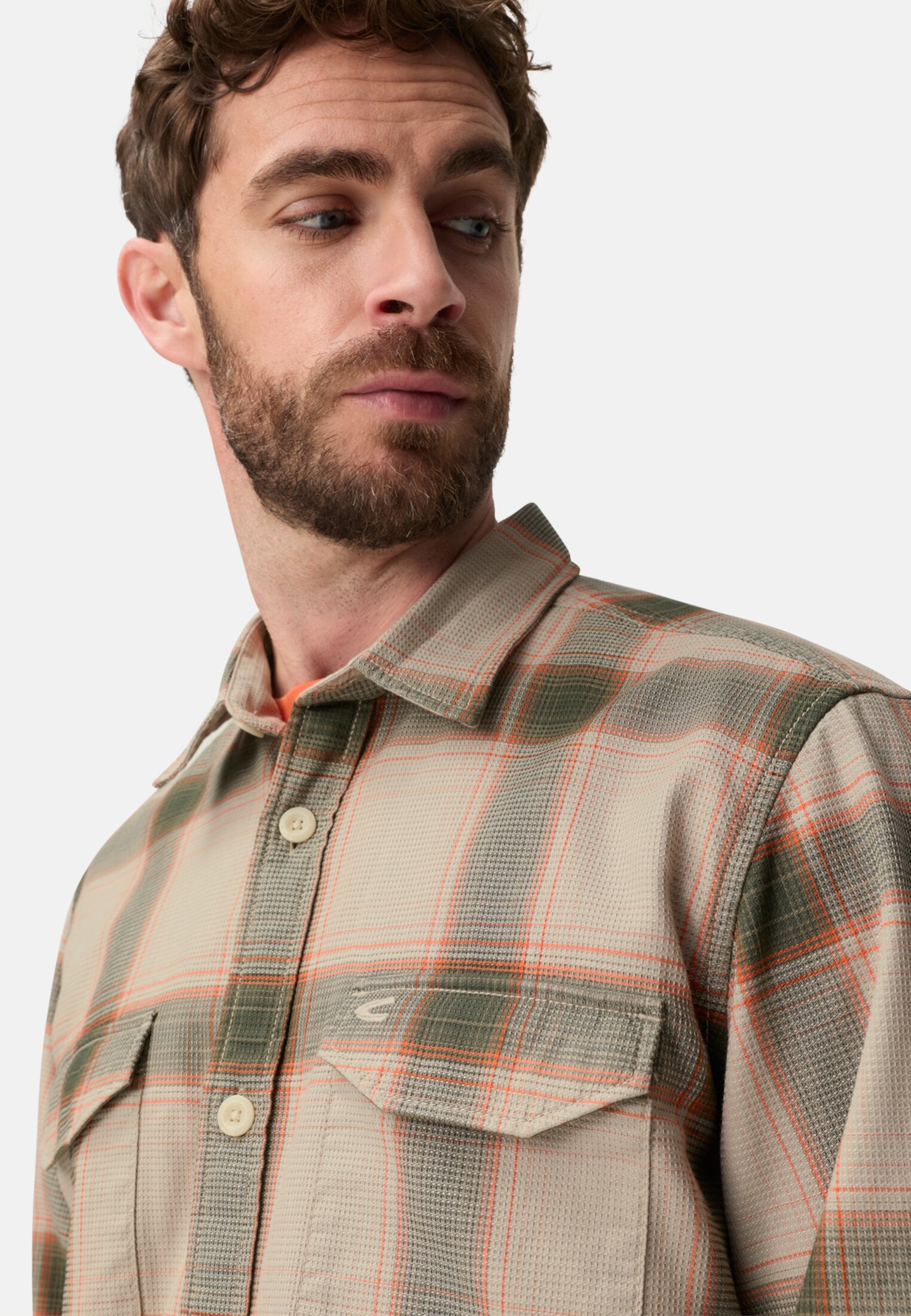 Herren Langarmhemd aus reiner Baumwolle Olivgrün getragen detailliert nah