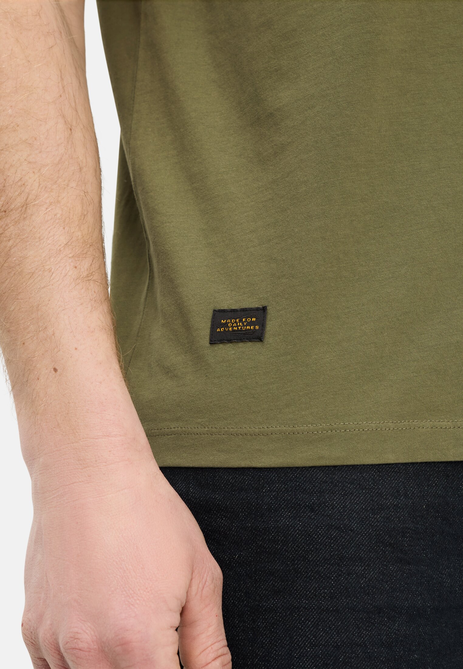 Heren T-shirt met print op de rug Olijfgroen gedragen detail dichtbij