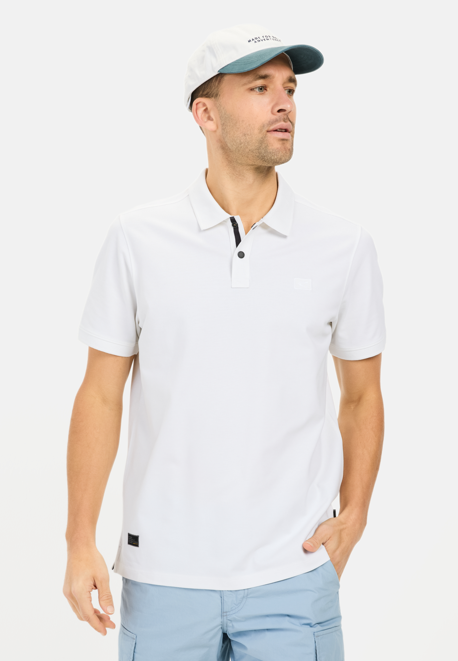 Herren Kurzarm Poloshirt aus einem Baumwollmix Weiß getragen vorn