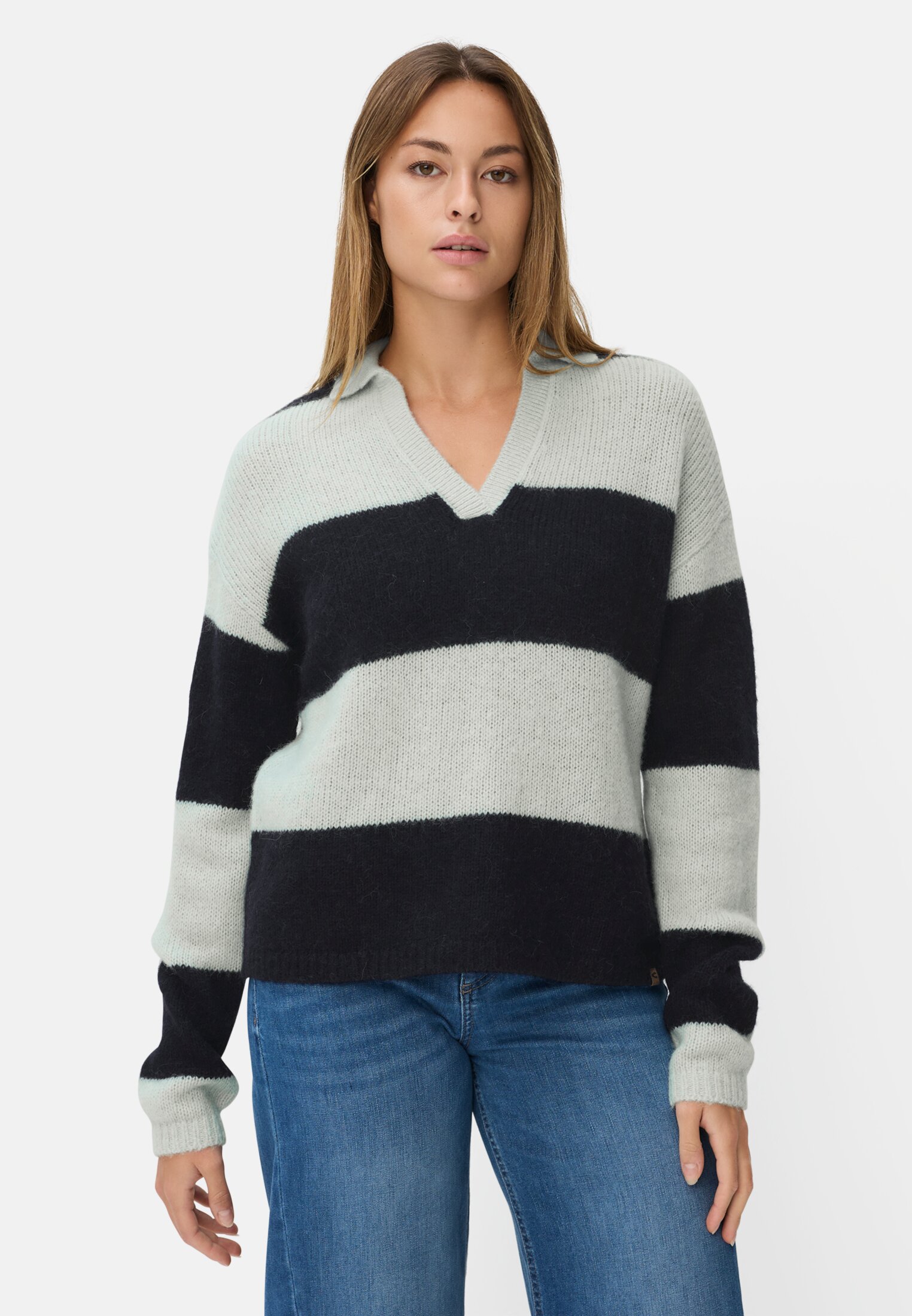 Damen Strickpullover mit Hemdkragen Dunkelblau getragen vorn
