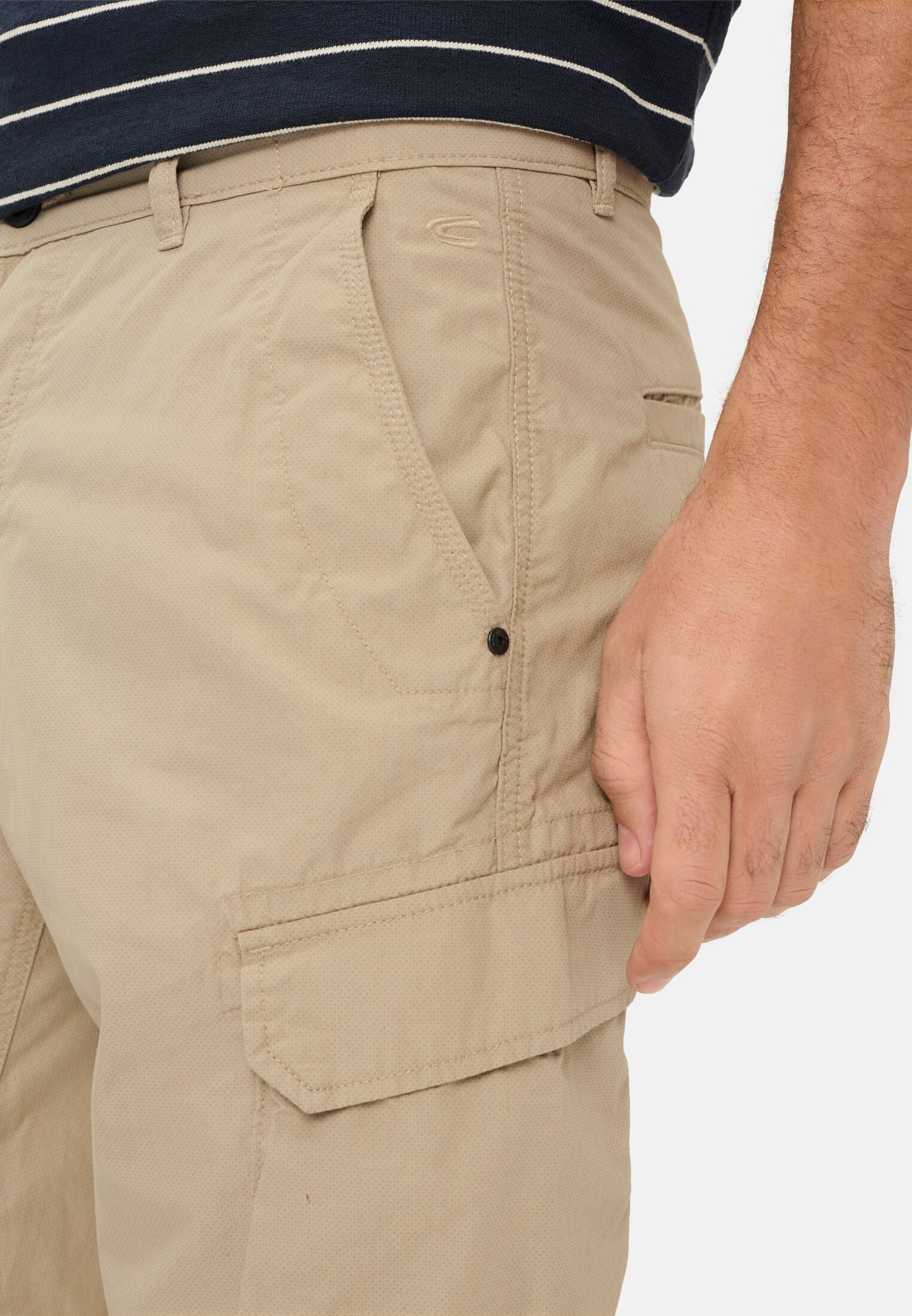 Herren Cargoshorts aus reiner Baumwolle Beige getragen detailliert nah