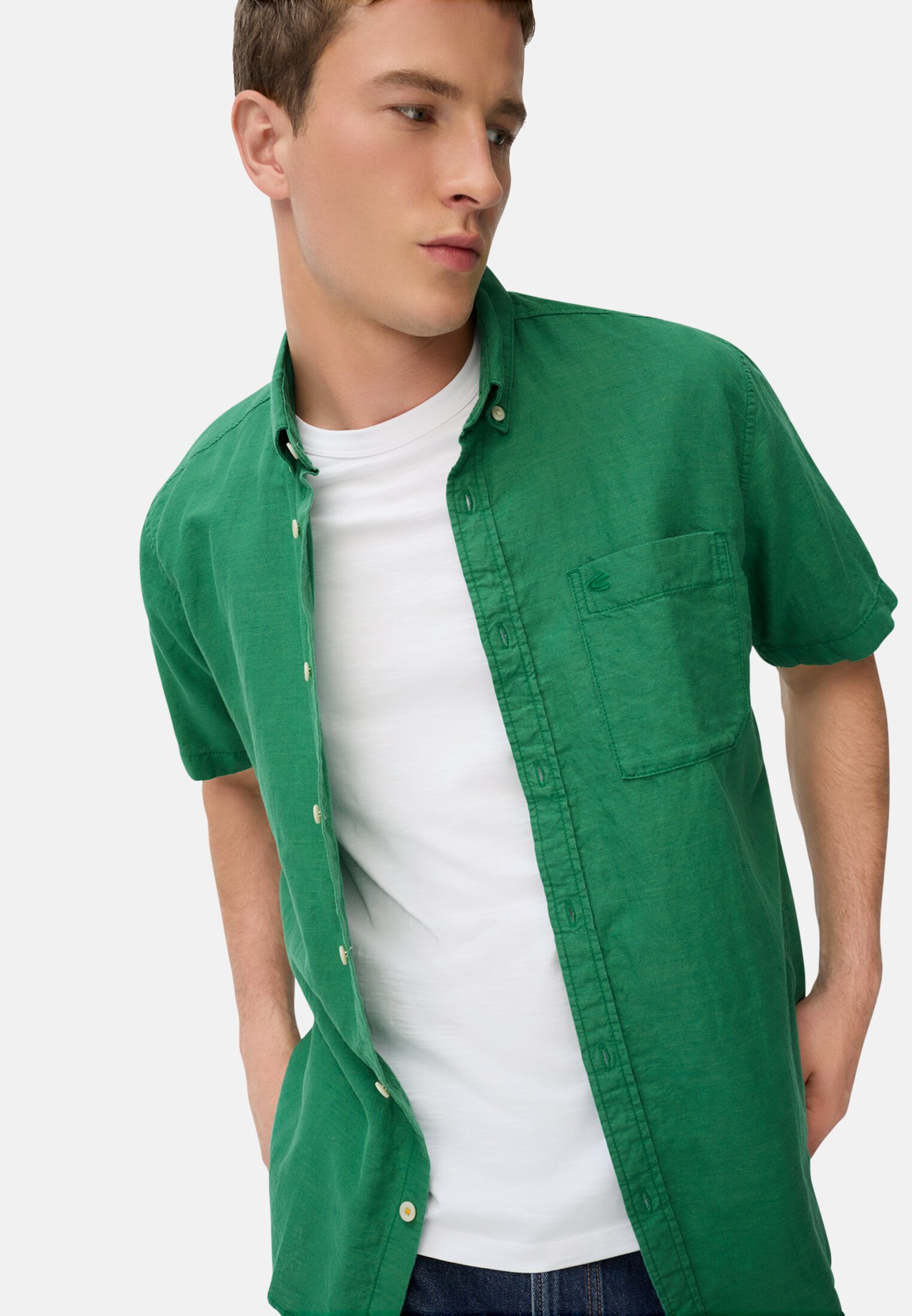 Men Short-sleeved shirt made of linen-cotton blend Fir green worn emotional