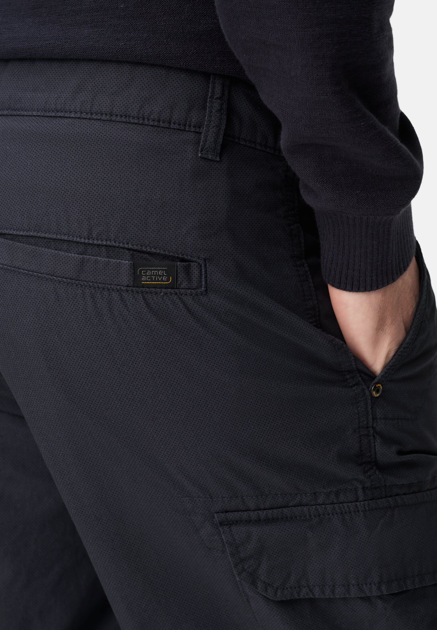 Herren Cargoshorts aus reiner Baumwolle Dunkelblau getragen detailliert nah