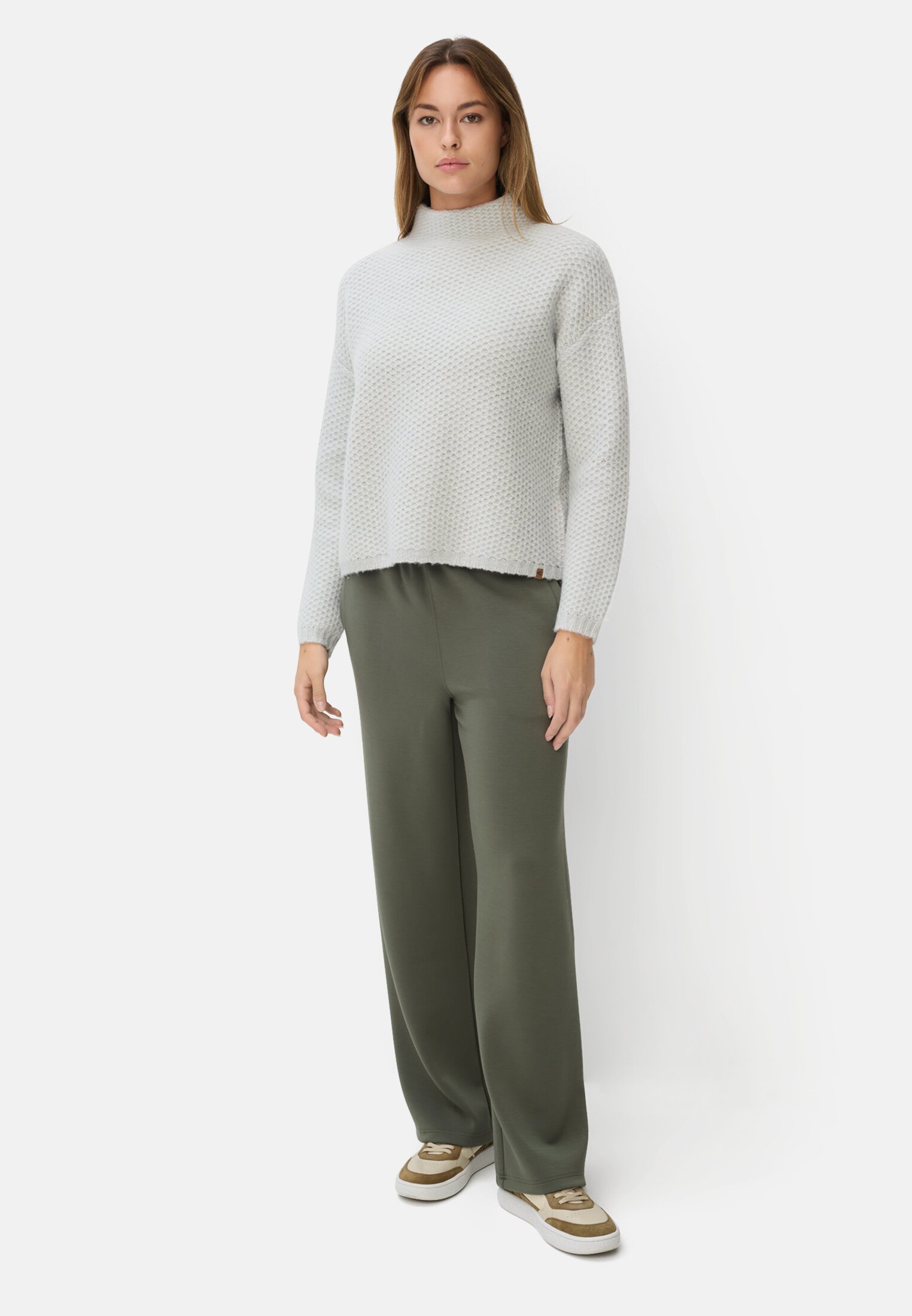Damen Strickpullover mit überschnittenen Schultern Minze getragen vorne Ganzkörper