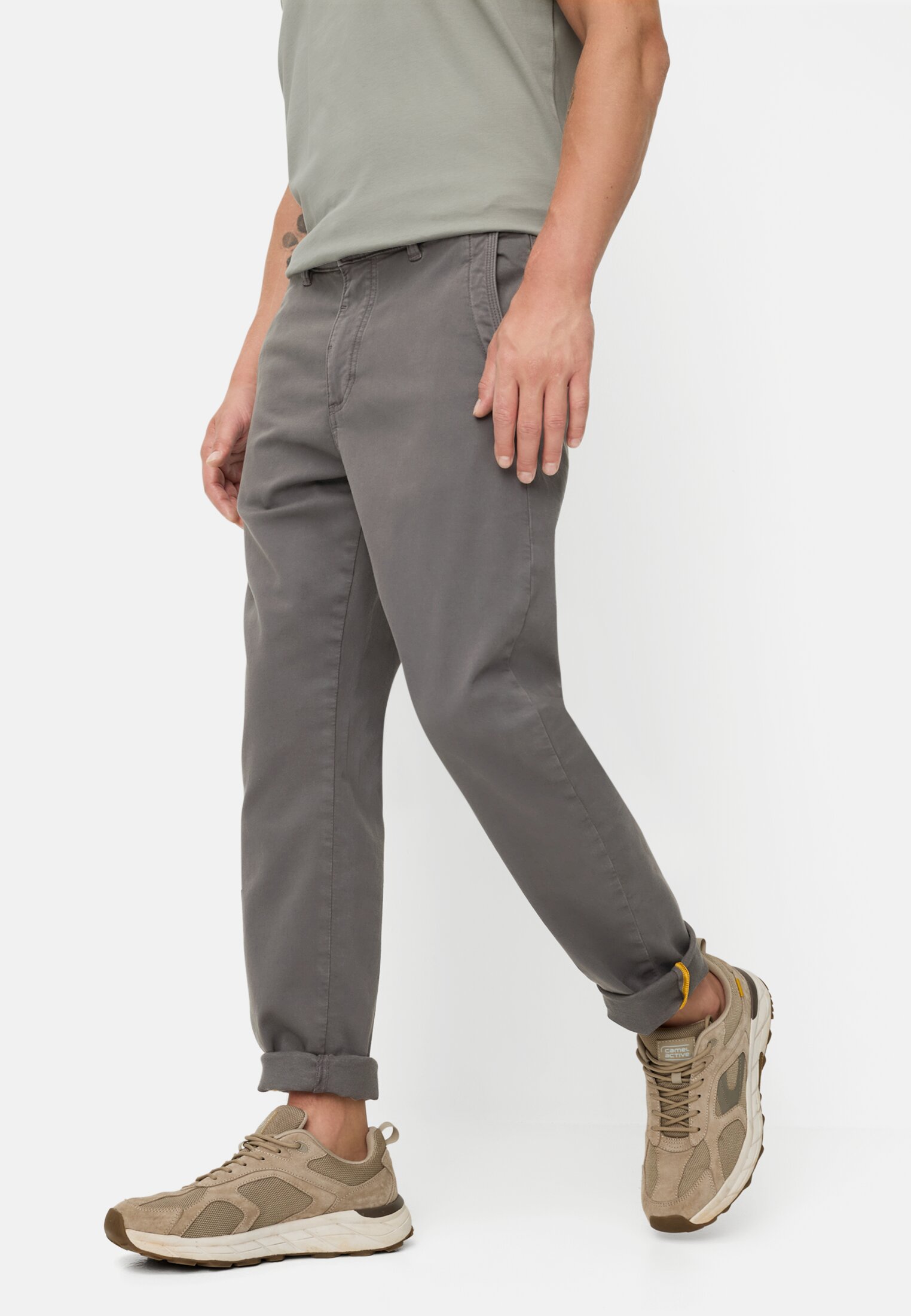 Heren fleXXXactive® Regular Fit Explorer Chino gedragen emotional