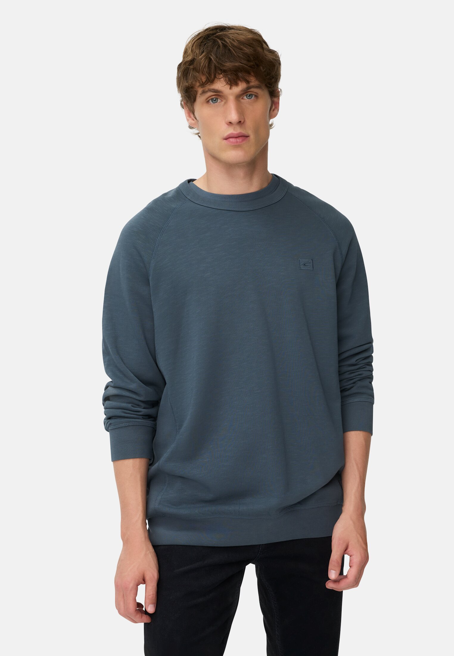 Herren Sweatshirt aus reiner Baumwolle mit Raglanärmeln Tintenblau getragen vorn