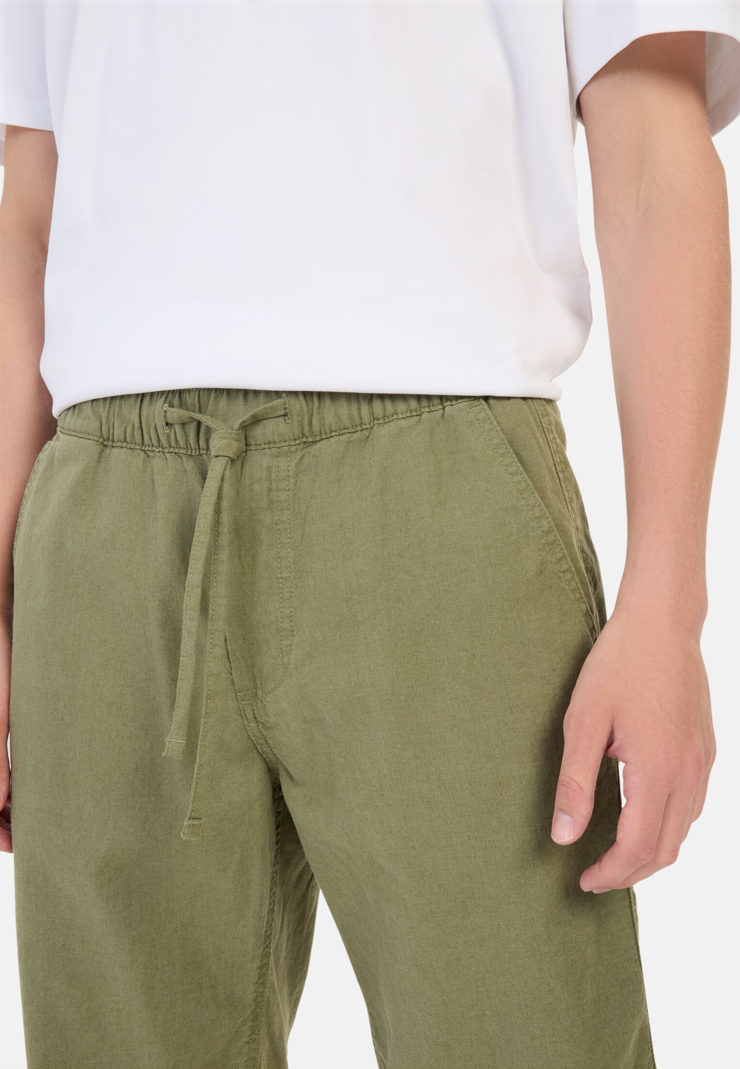 Men Chino shorts with elastic waistband Green worn detail close