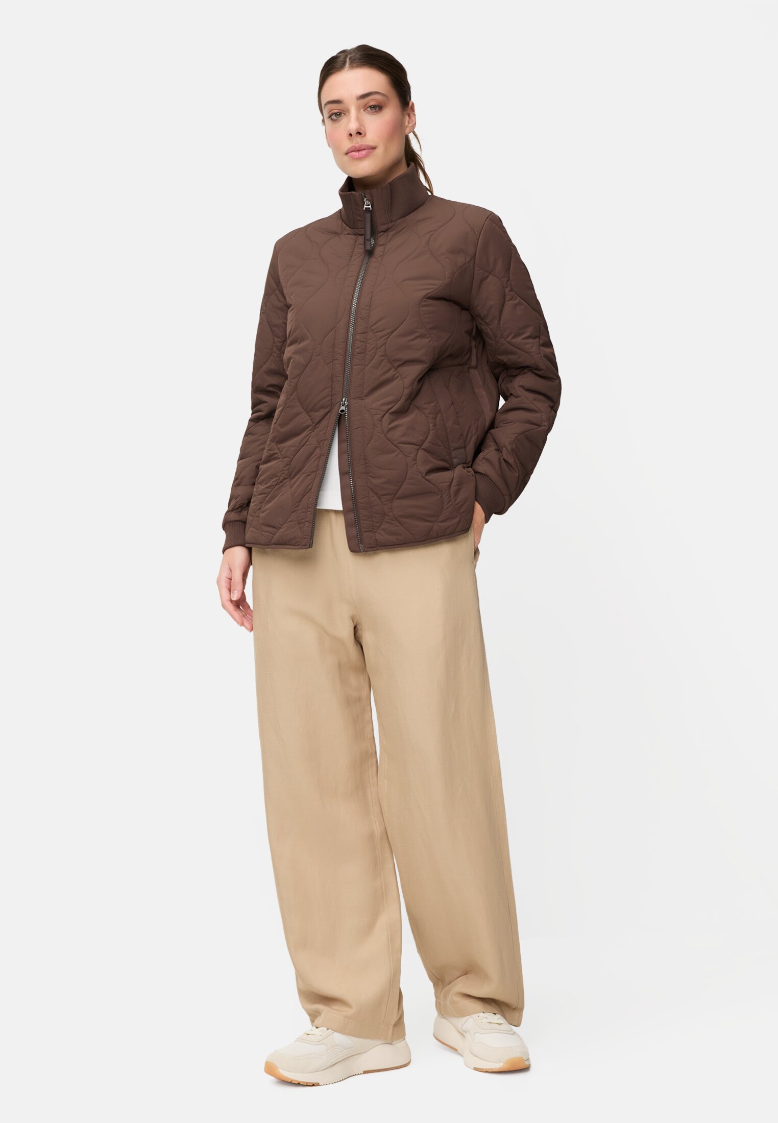 Damen Steppjacke mit Taschen Braun getragen vorne Ganzkörper