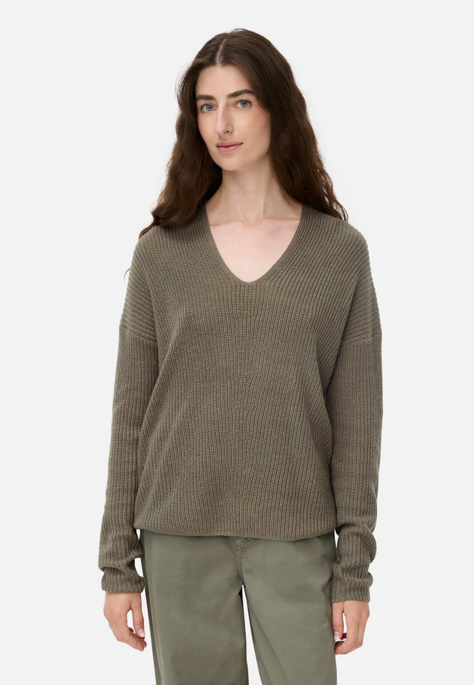 Damen Strickpullover mit V-Ausschnitt Graugrün getragen vorn
