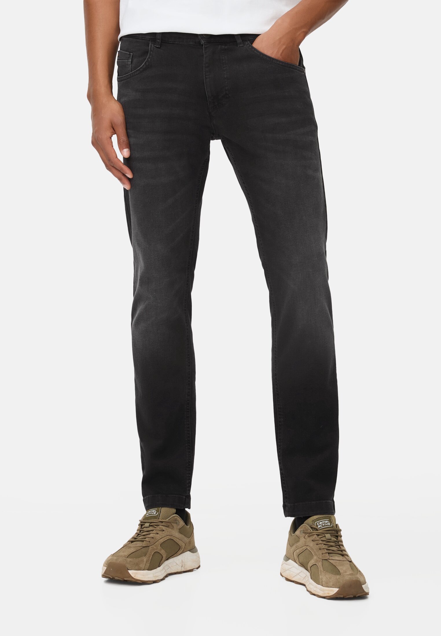 Heren fleXXXactive® slim-fit broek met 5 zakken Grafiet grijs gedragen voor