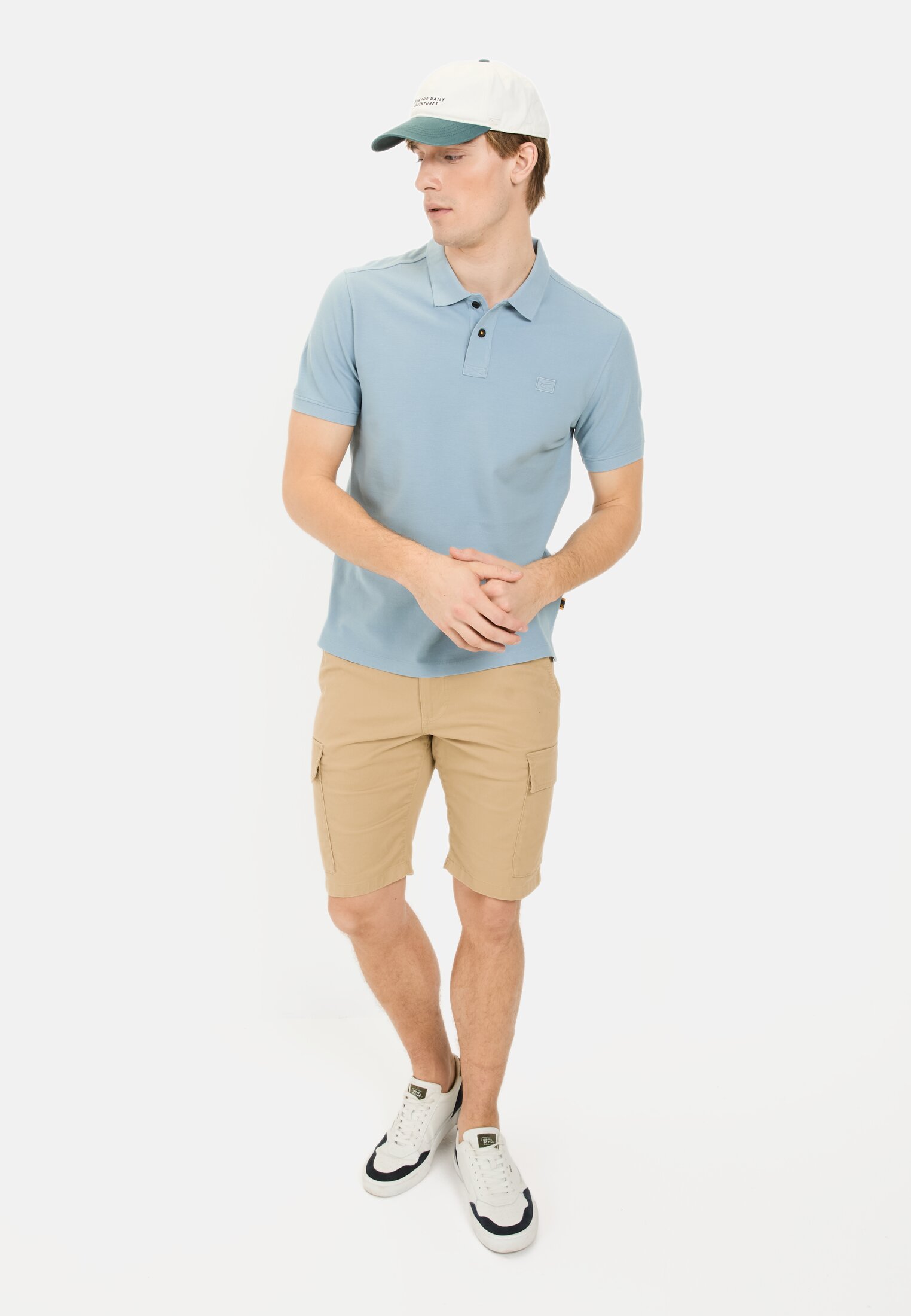 MI_09920-5P00-43_M3-00 Herren Kurzarm Poloshirt aus Baumwolle Blau getragen vorne Ganzkörper