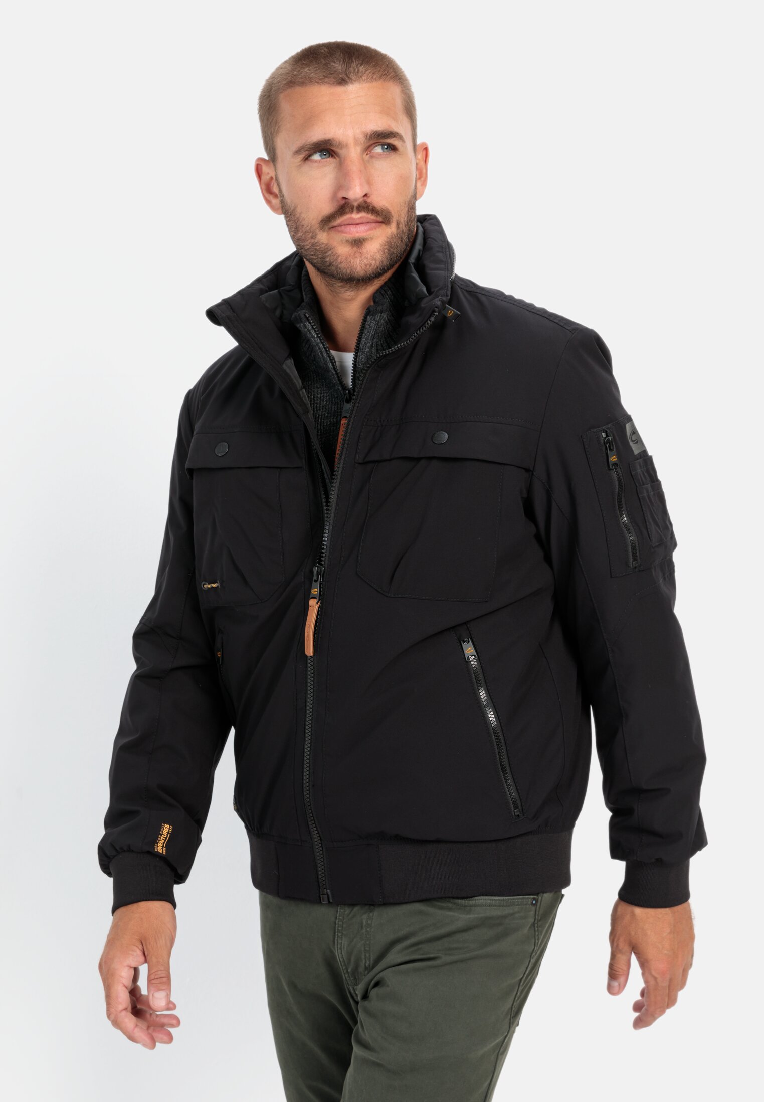 Herren Softshell Blouson mit einrollbarer Kapuze Schwarz getragen vorn