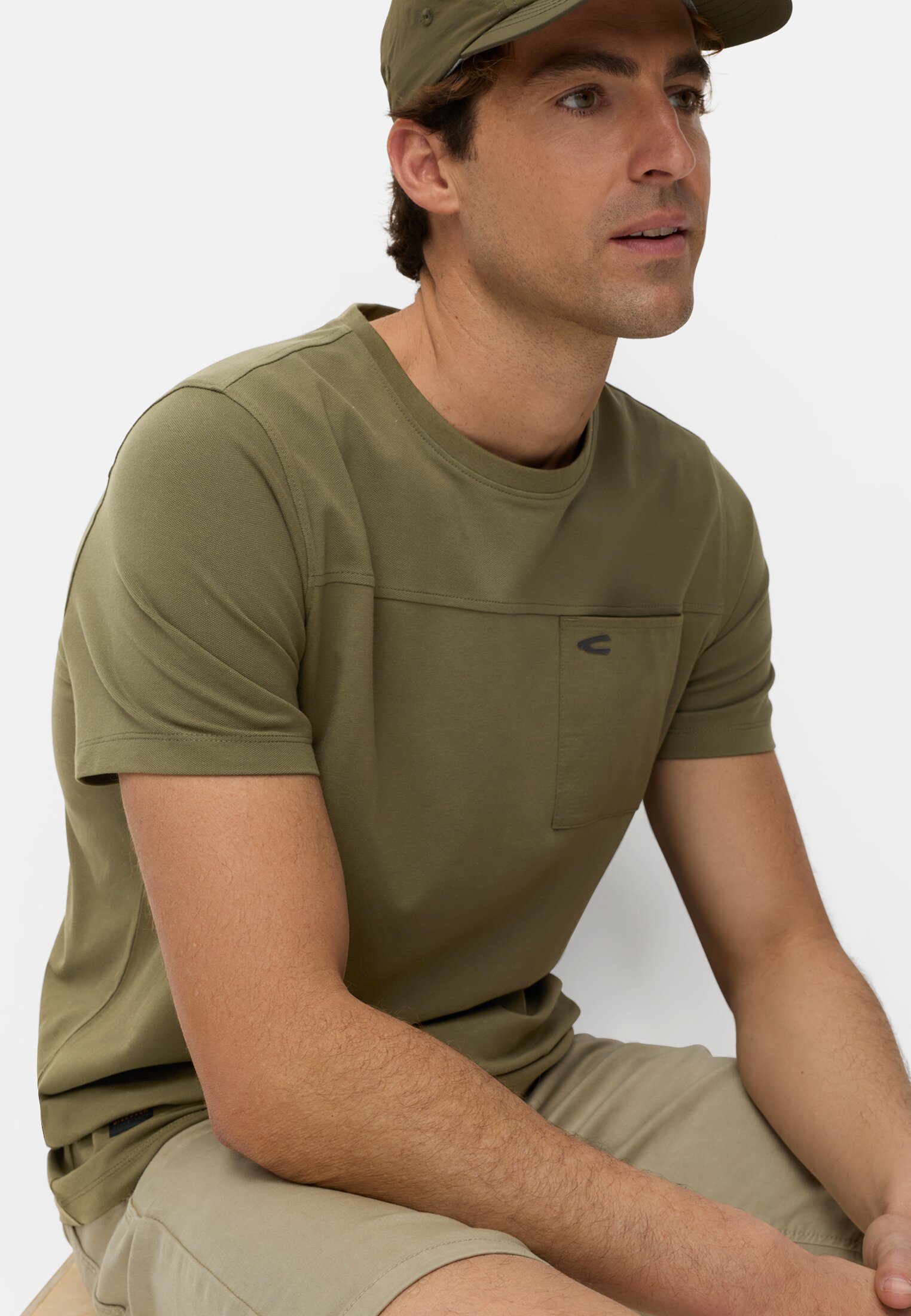 Heren T-shirt met borstzak Olijfgroen gedragen emotional 