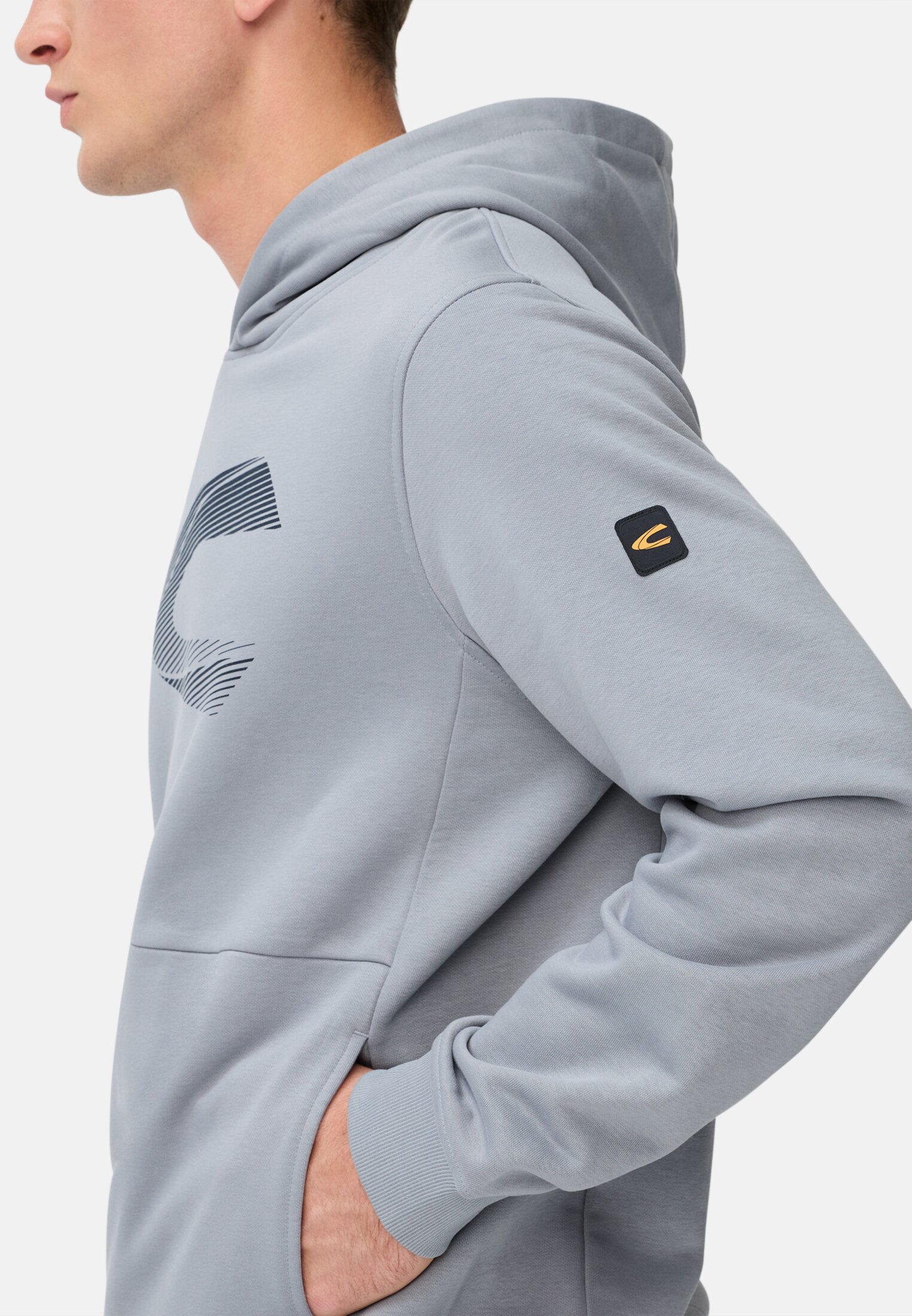 Herren Hoodie aus Baumwollmix Steinblau getragen detailliert nah