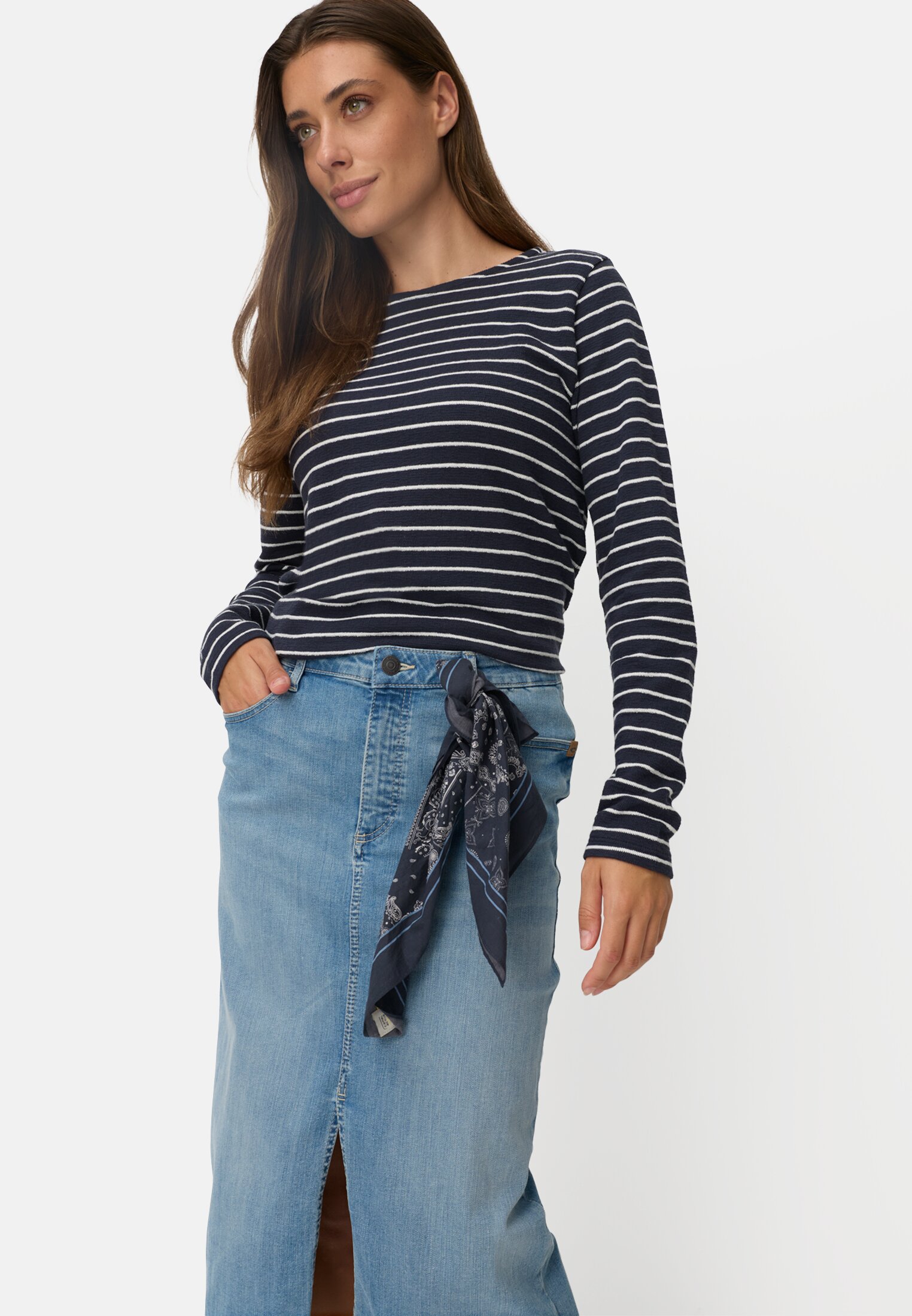 Damen Jeansrock mit 5-Pocket-Design Hellblau getragen emotional