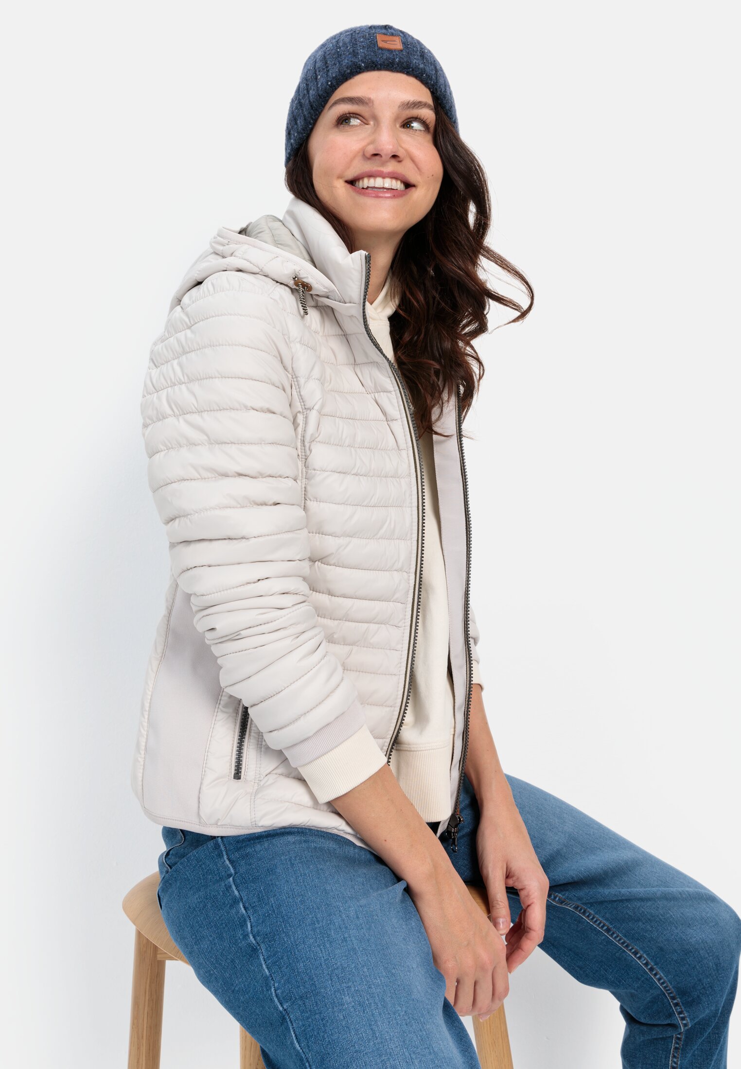 Damen Leichte Steppjacke aus recyceltem Polyamid Wollweiß getragen emotional