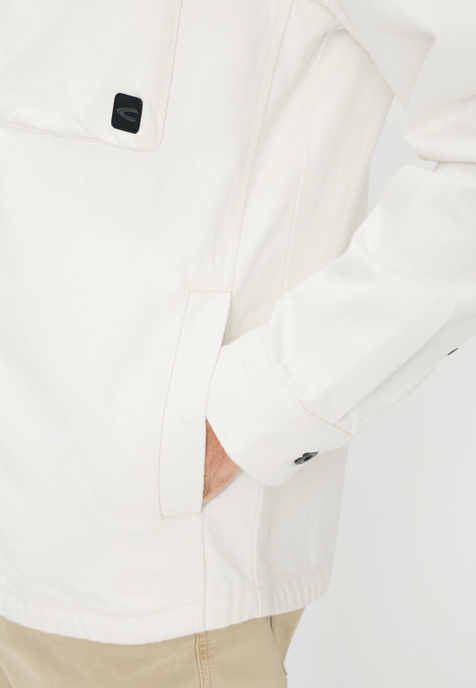 Men Long-sleeved shirt made of pure cotton Off-white worn detail close
