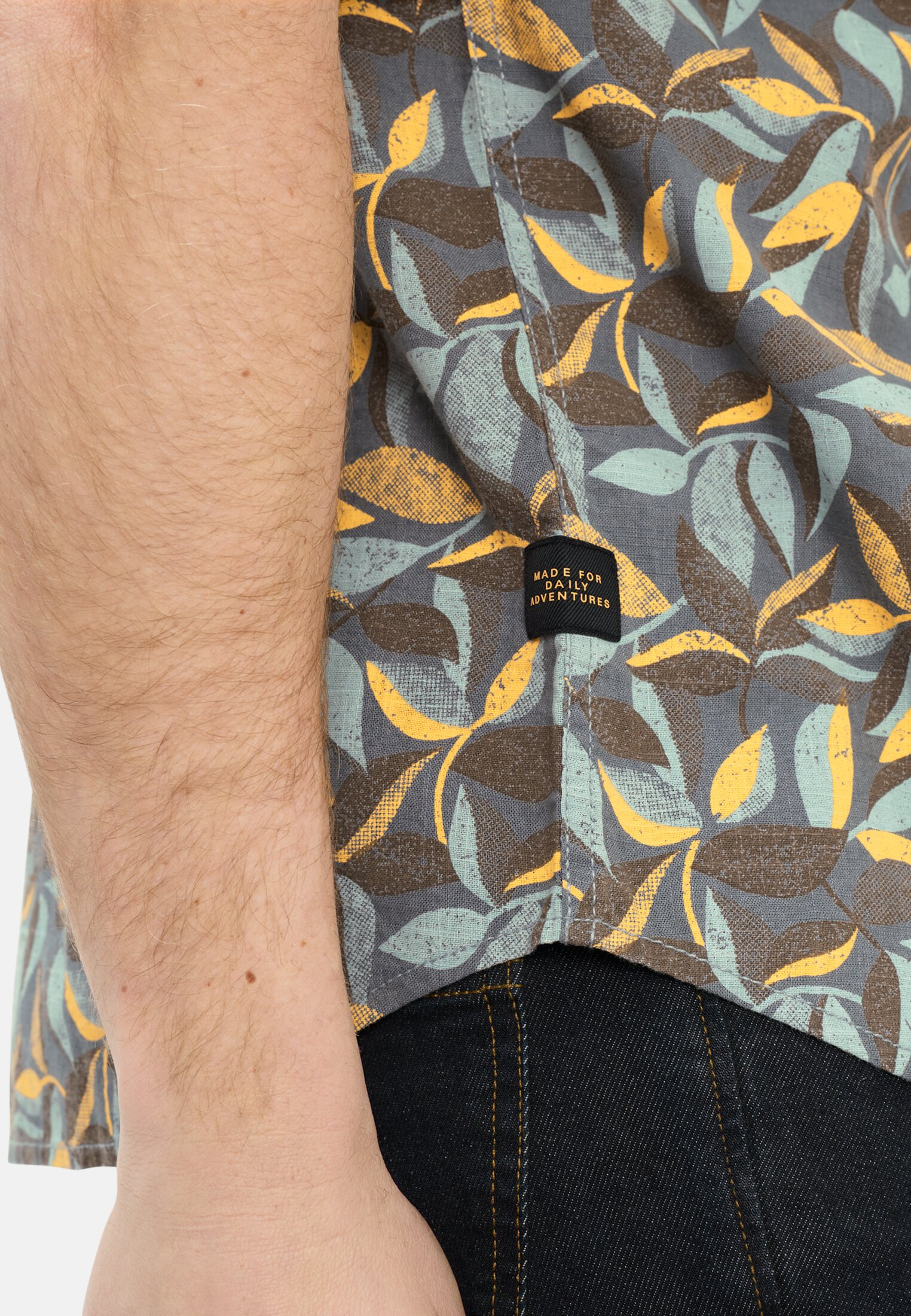 Herren Kurzarmhemd aus reiner Baumwolle Sonnengelb getragen detailliert nah