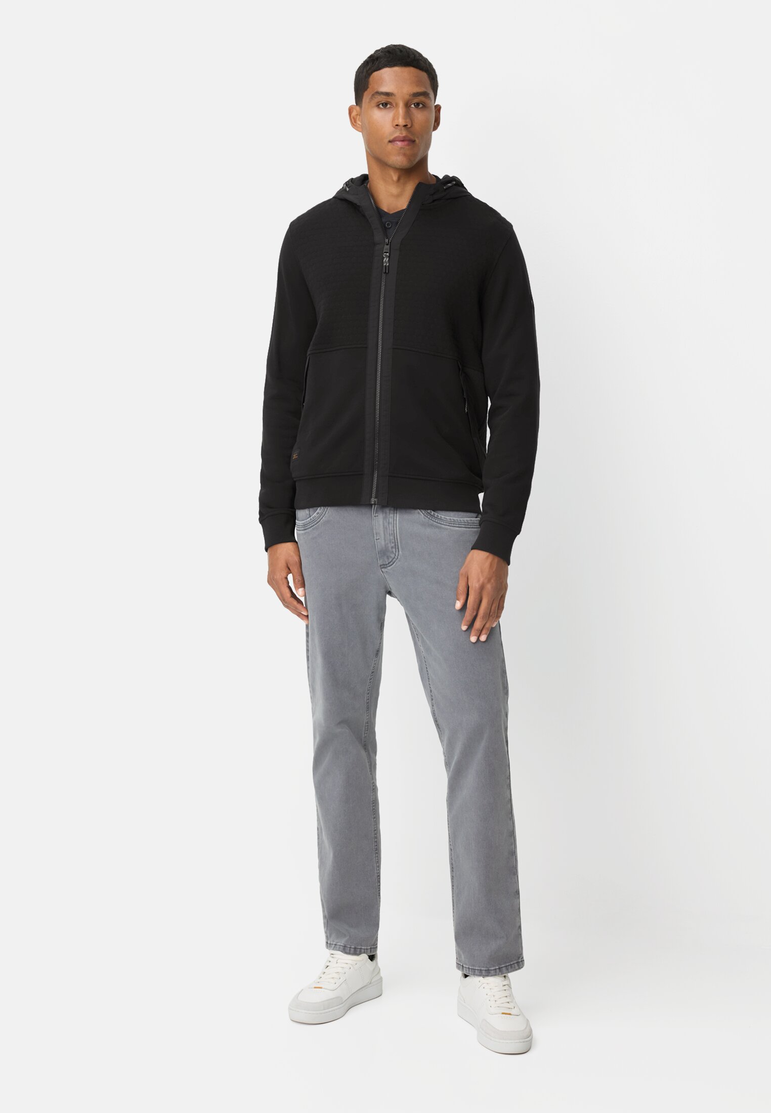 Herren Sweatjacke mit Kapuze Schwarz getragen vorne Ganzkörper