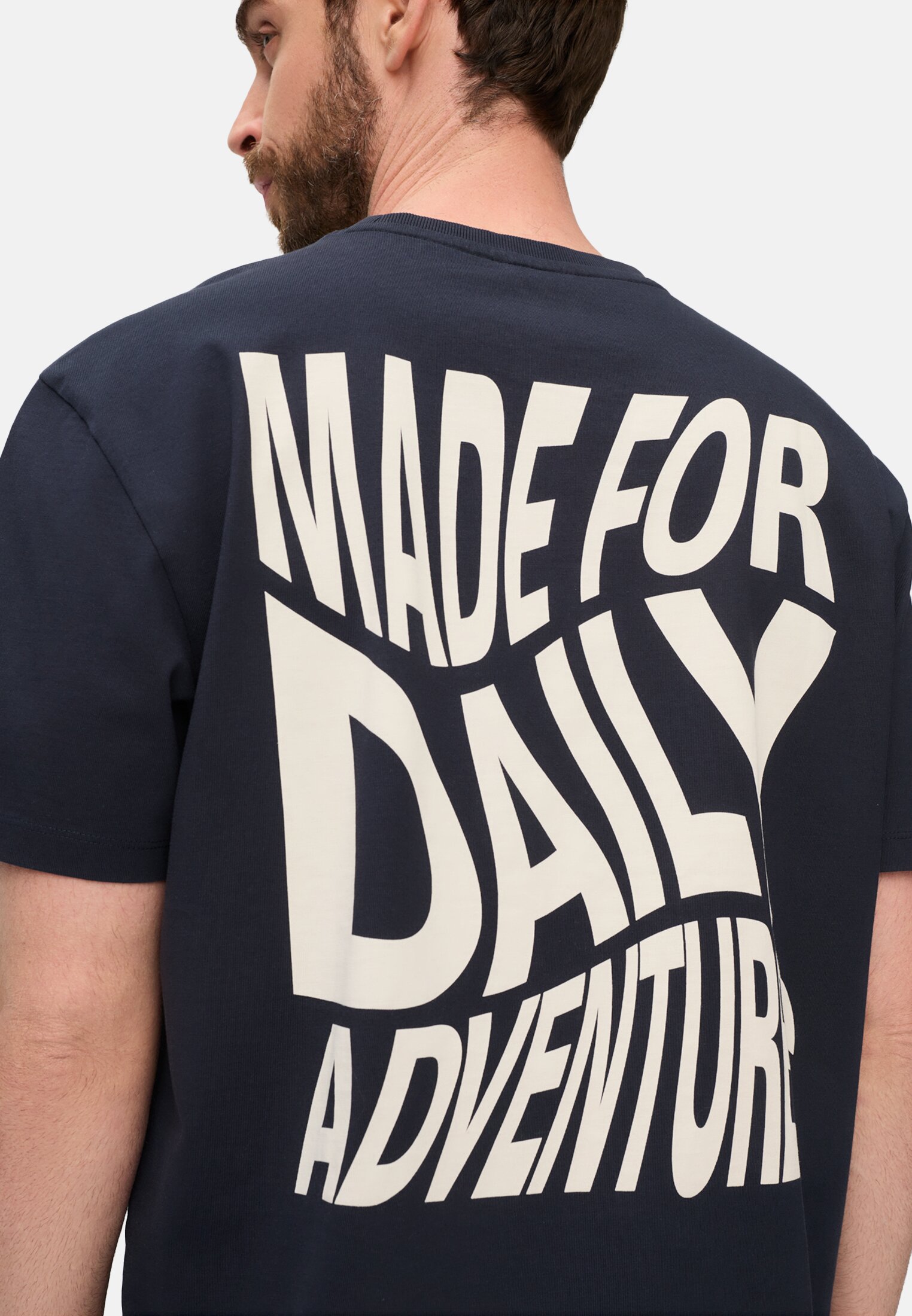 Herren T-Shirt mit Rückenprint Dunkelblau getragen detailliert nah