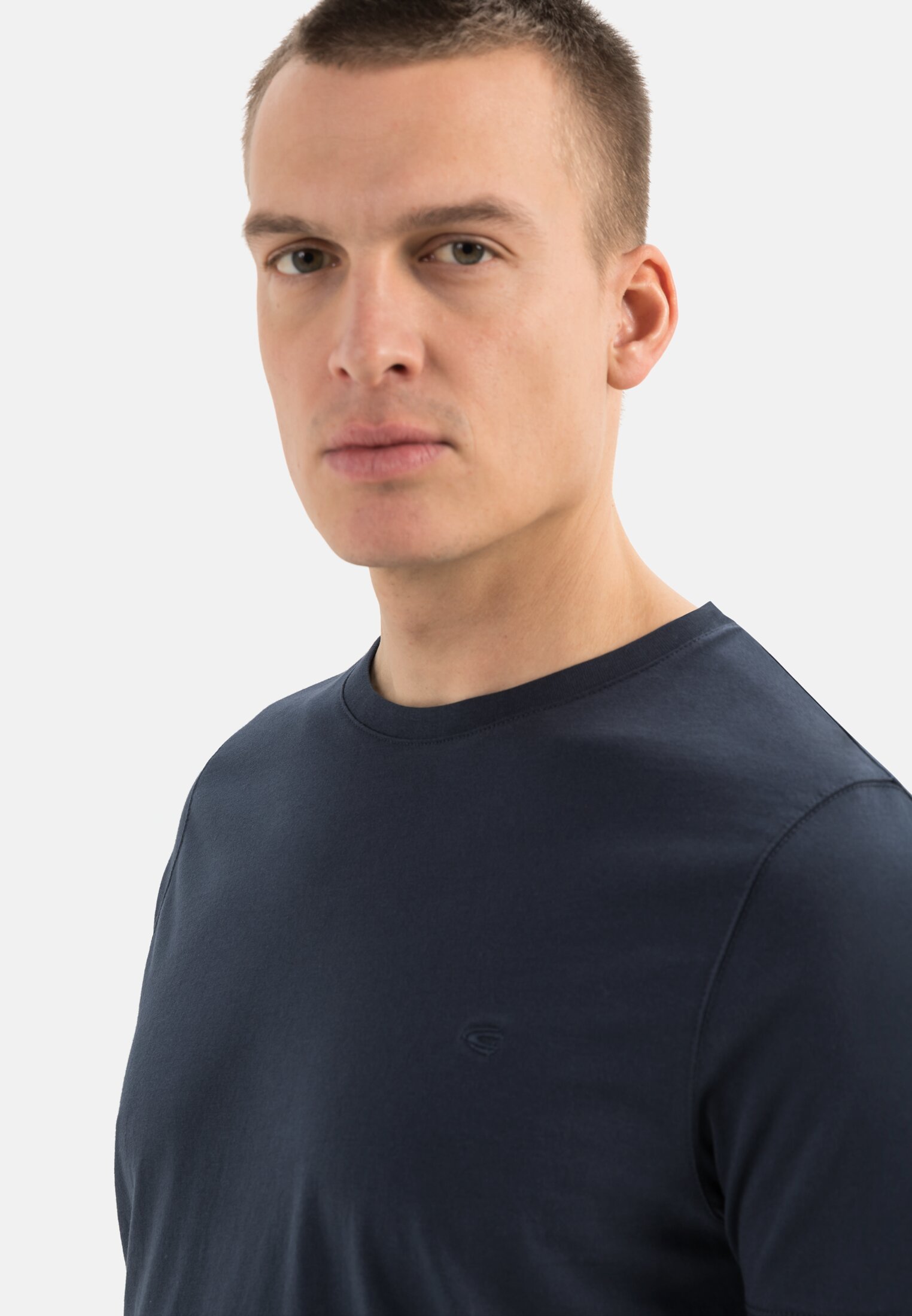 Herren Basic T-Shirt mit Rundhals aus Organic Cotton Dunkelblau getragen detailliert nah