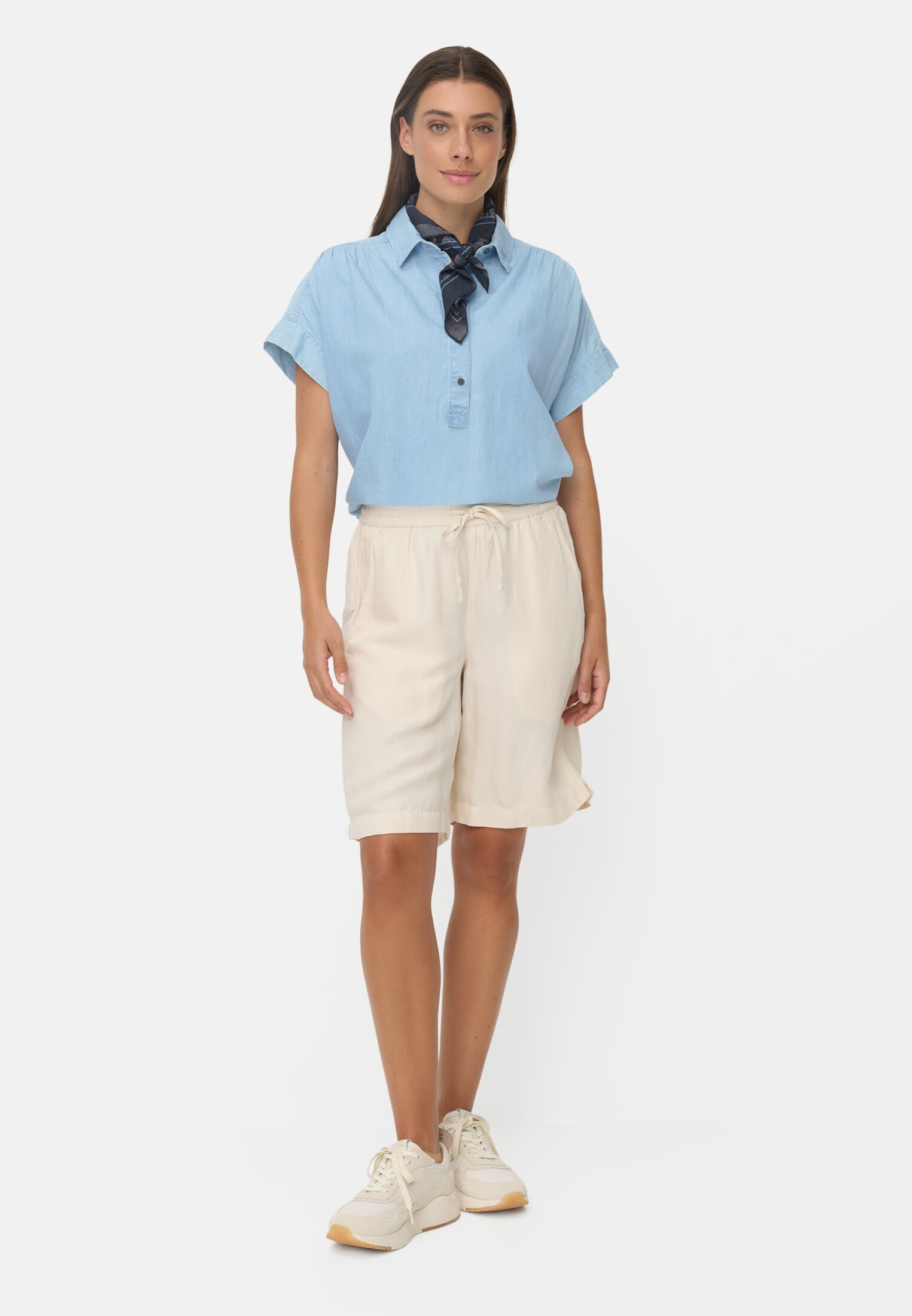 Vrouwen Blouse met korte mouwen en knoopsluiting Lichtblauw gedragen voor lichaam compleet
