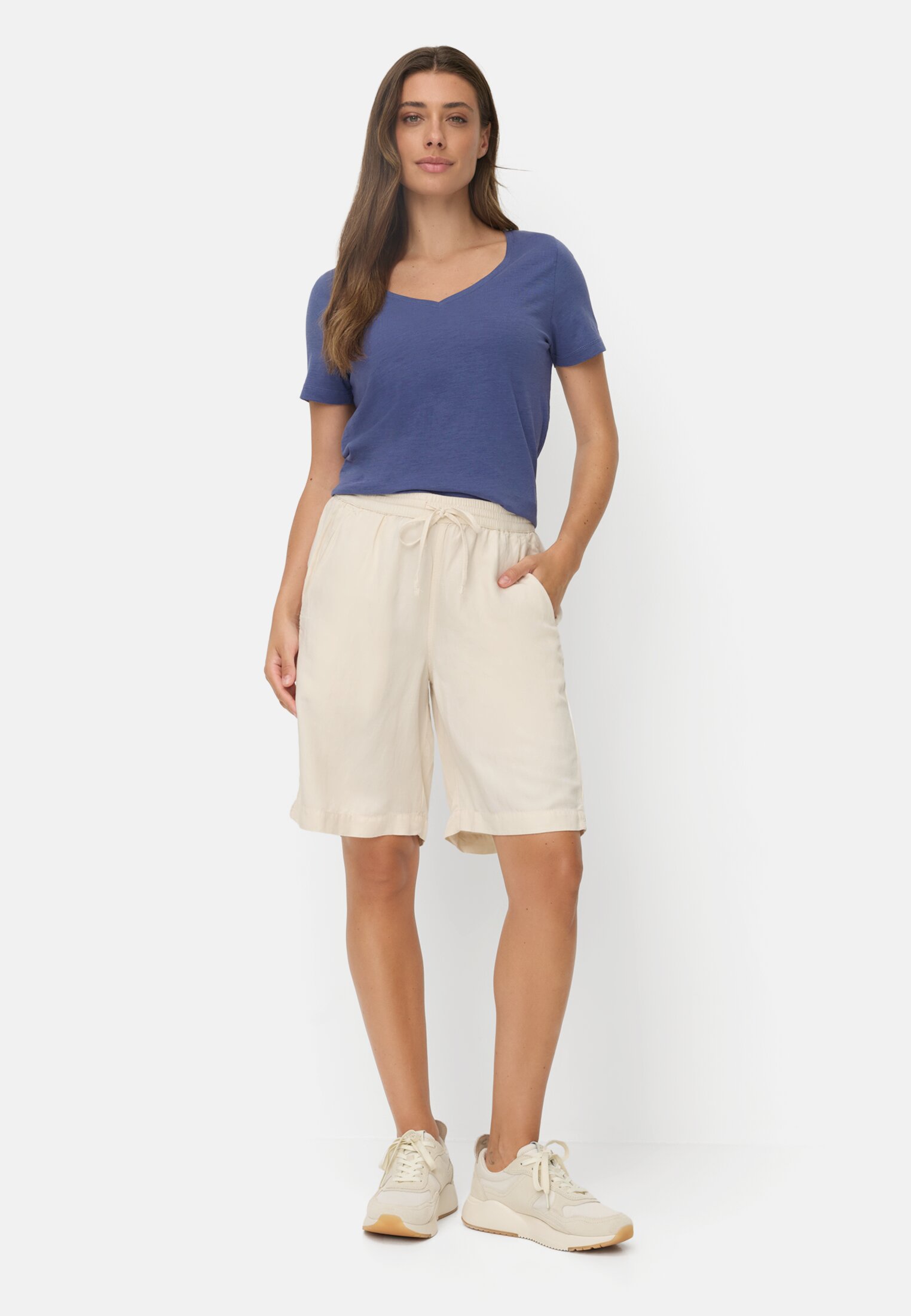 Damen T-Shirt aus 100% Baumwolle Ozeanblau getragen vorne Ganzkörper