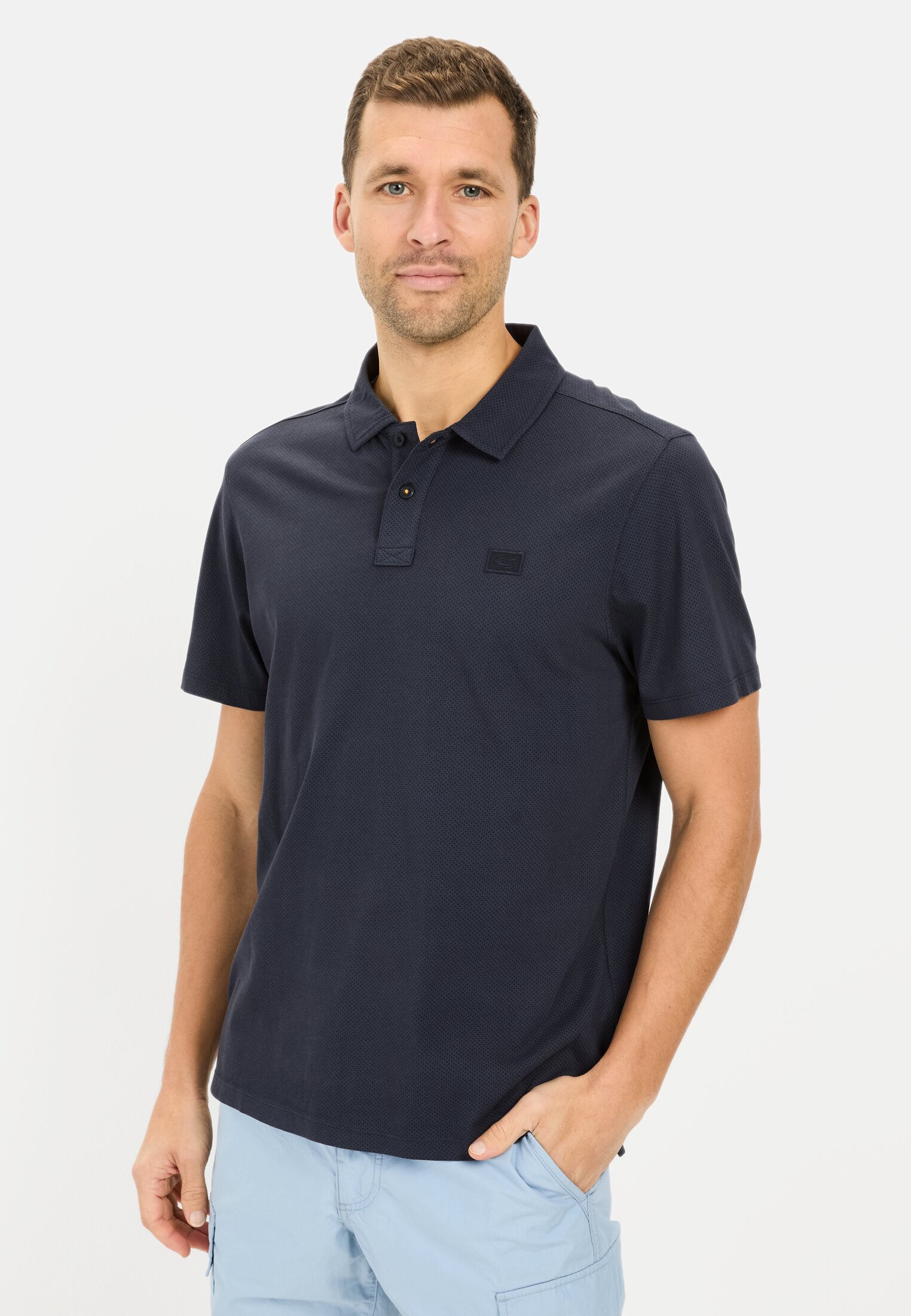 Herren Kurzarm Poloshirt aus reiner Baumwolle Blau getragen vorn