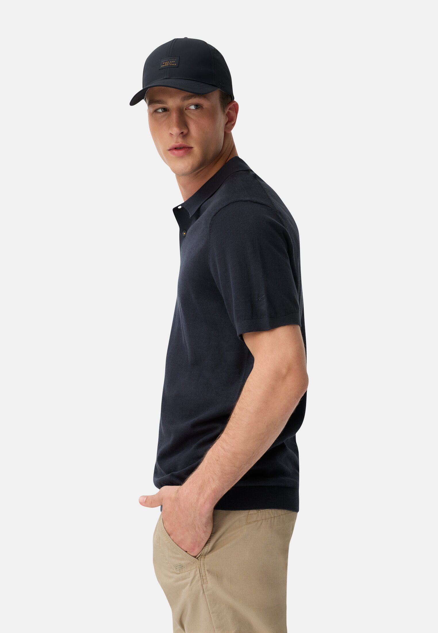 Herren Leichtes Strick-Polo aus reiner Baumwolle Navyblau getragen emotional