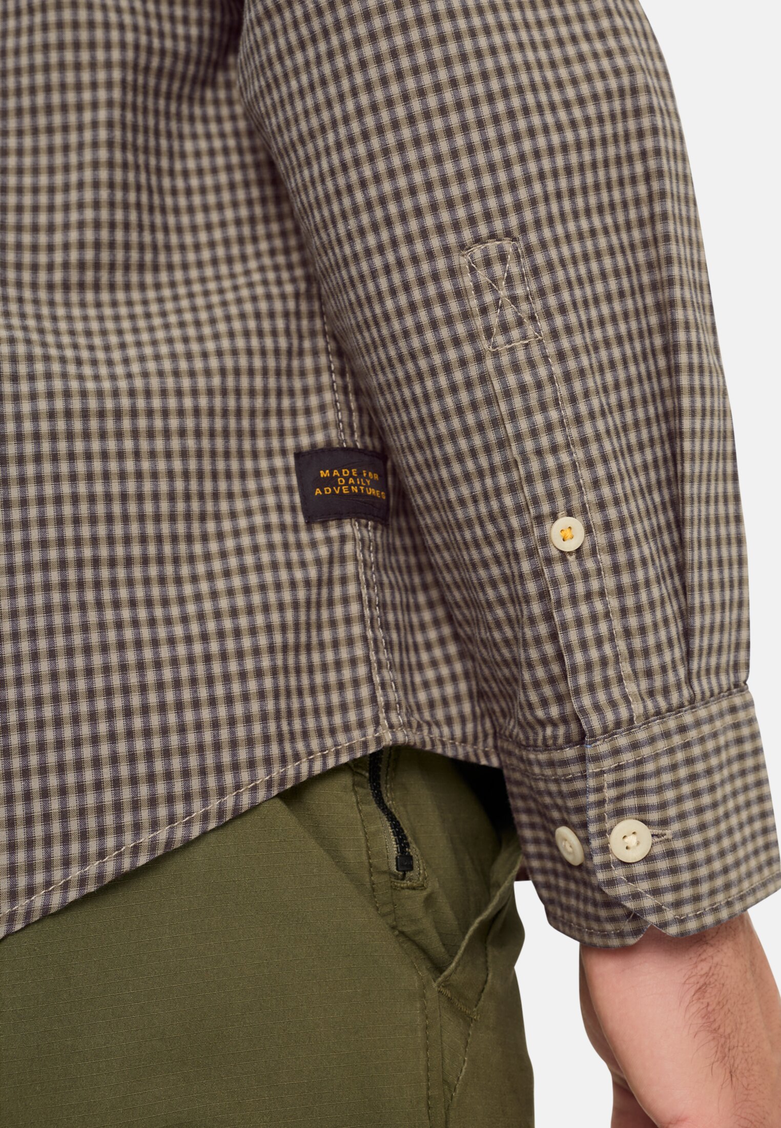 Herren Langarmhemd mit Brusttasche Olivgrün getragen detailliert nah