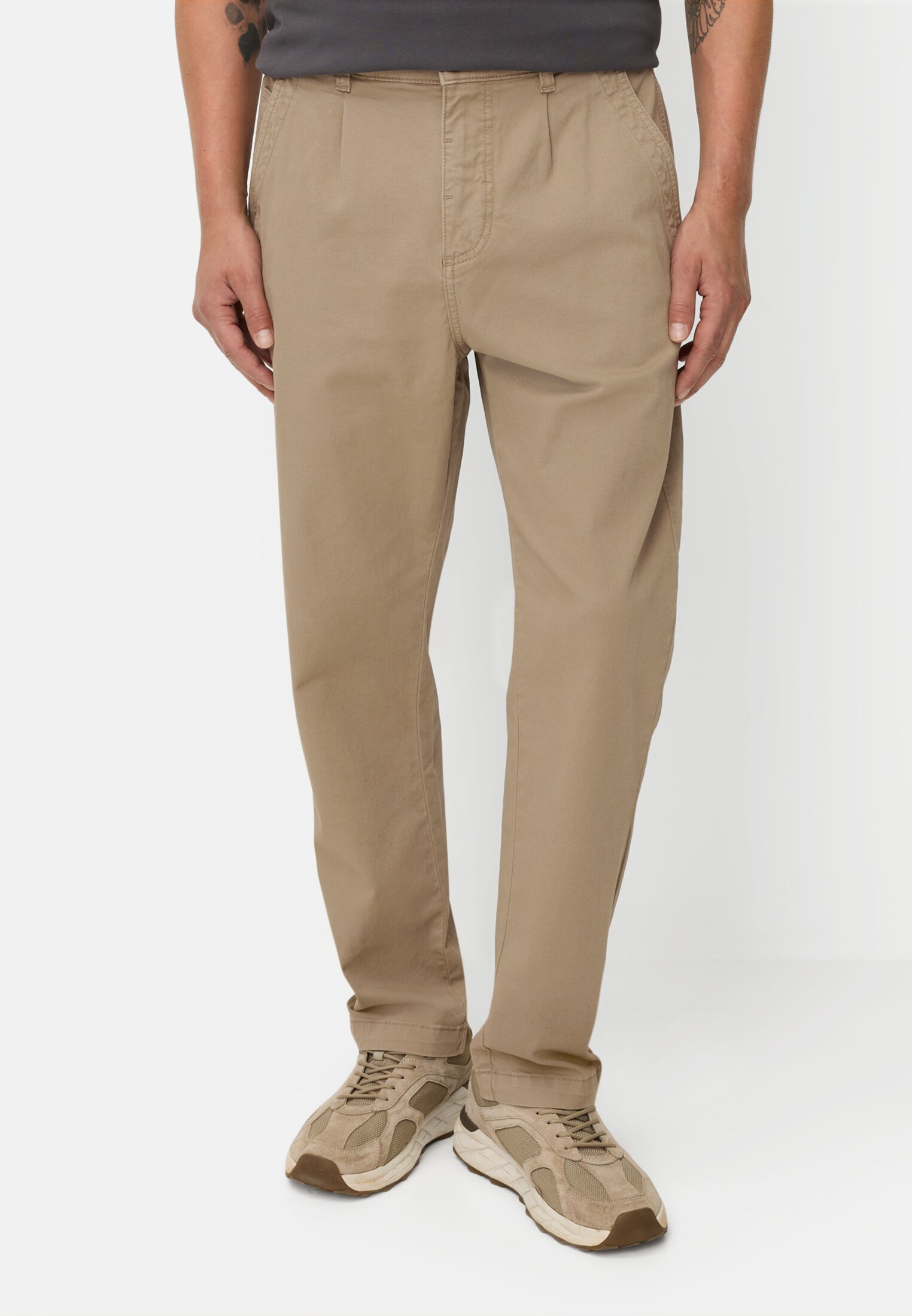 Herren Relaxed Fit Chino mit 2-Wege Stretch Braun getragen vorn