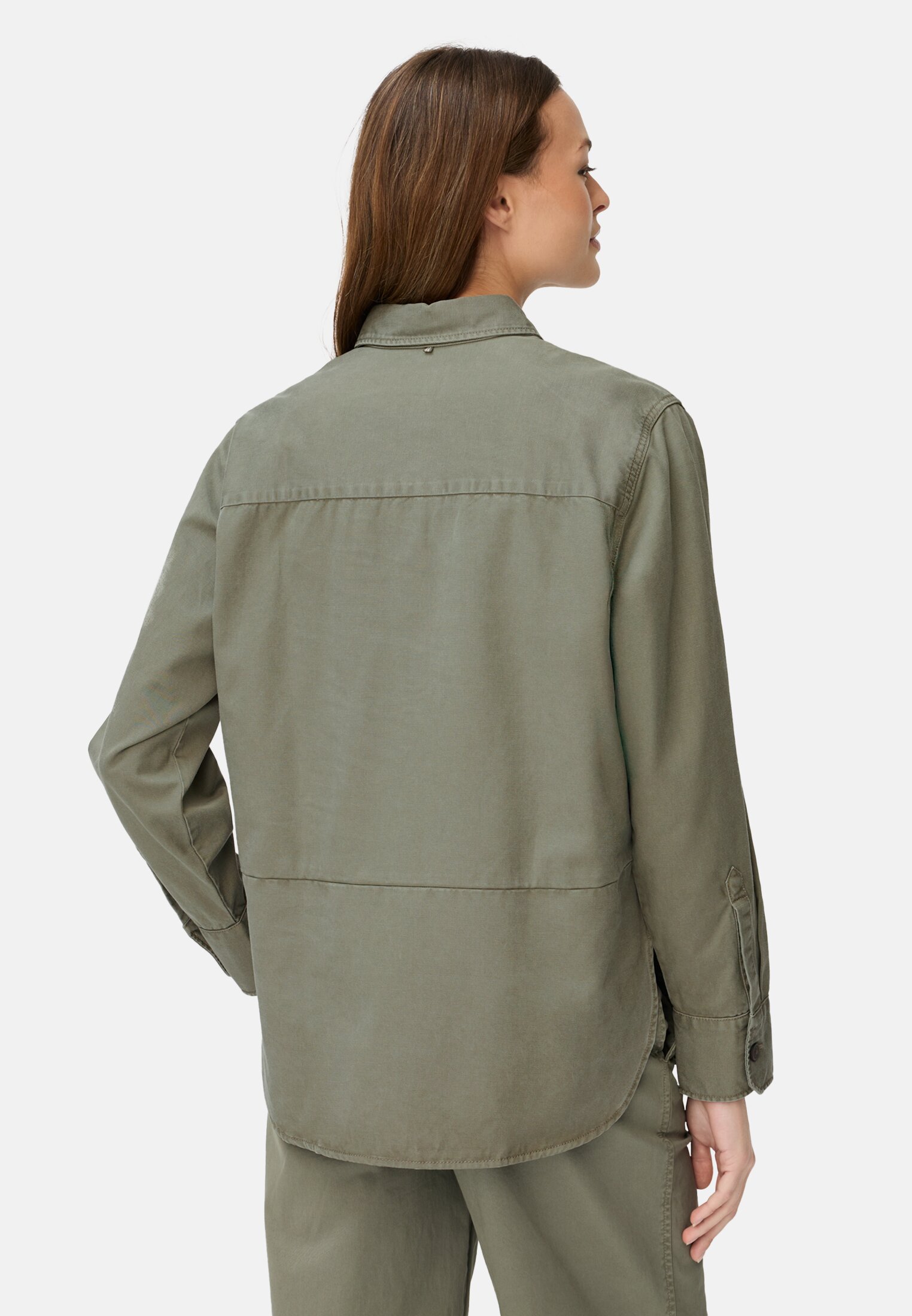 Damen Overshirt aus Baumwoll-Lyocell-Mix Graugrün getragen hinten