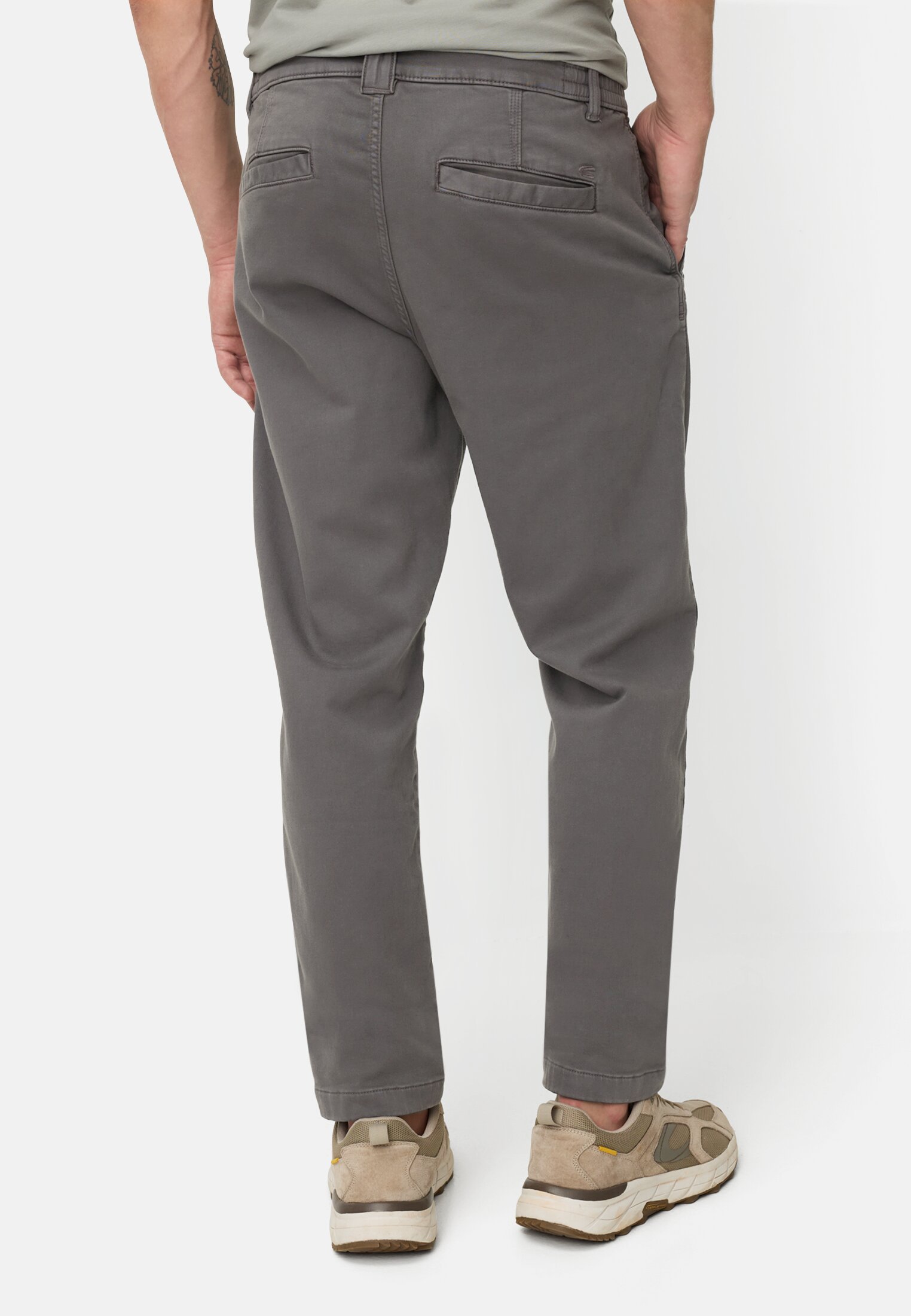 Heren fleXXXactive® Regular Fit Explorer Chino gedragen achter