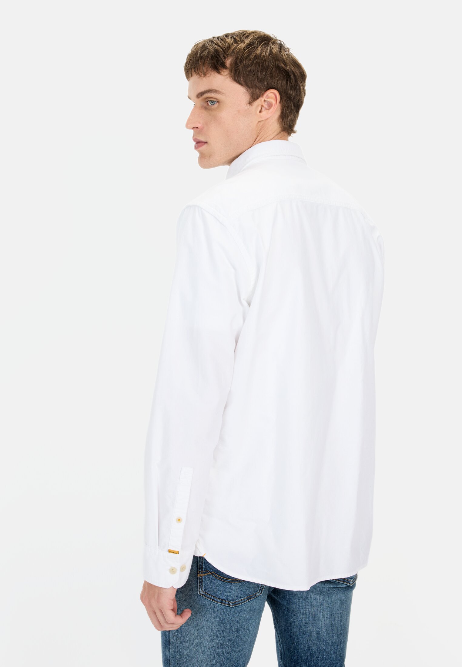 Herren Oxford Hemd aus zertifiziertem Organic Cotton Weiß getragen hinten