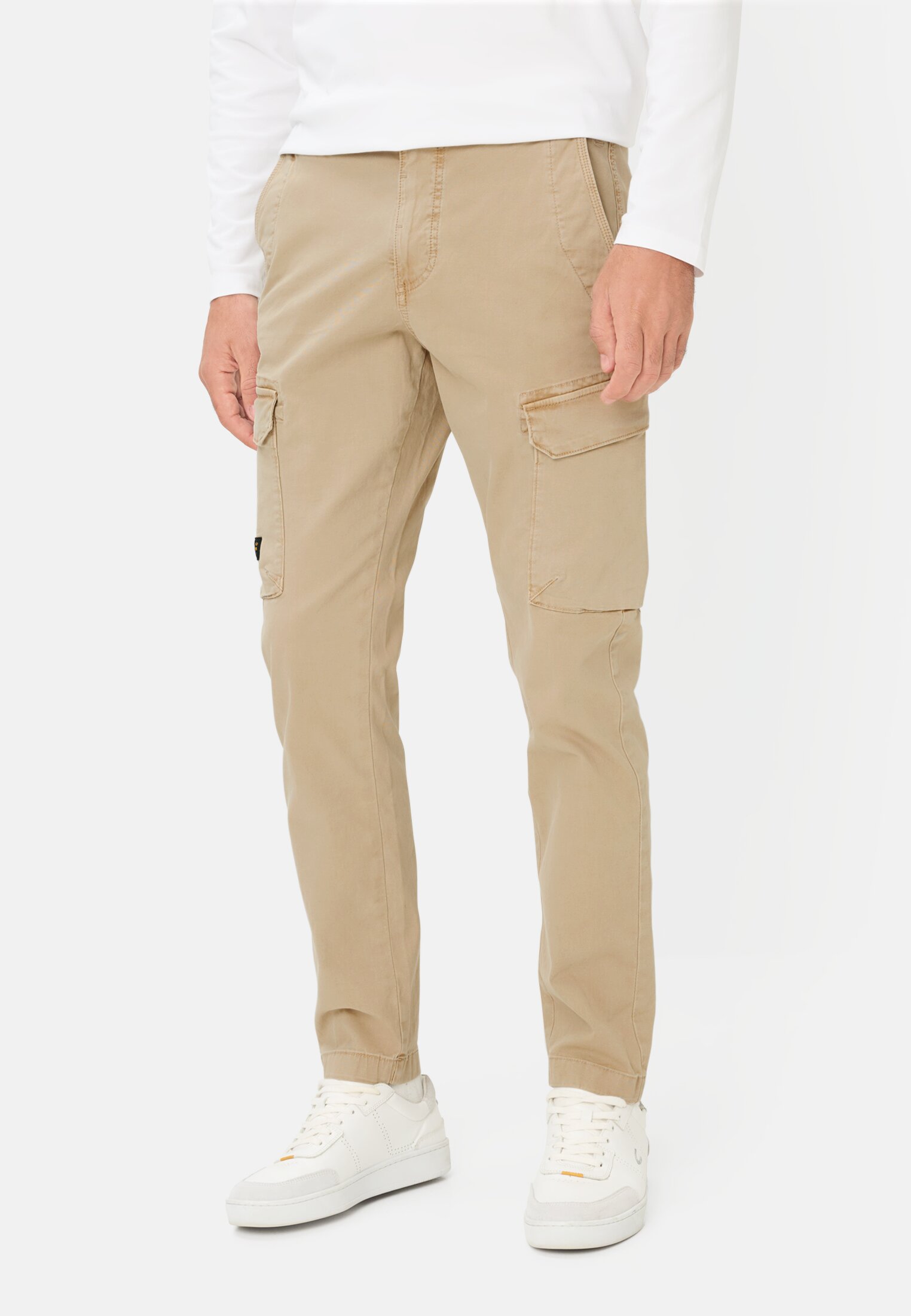 Herren Cargohose mit elastischem Bund Beige getragen vorn